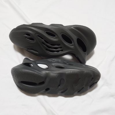 adidas YEEZY Foam Runner "Carbon"