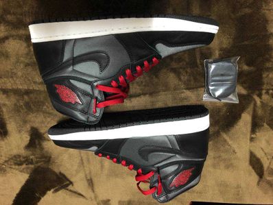 Nike Air Jordan 1 Retro High OG "Black/Metallic Silver/Gym Red"