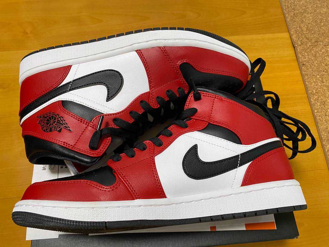 Nike Air Jordan 1 Mid "Chicago Black Toe"