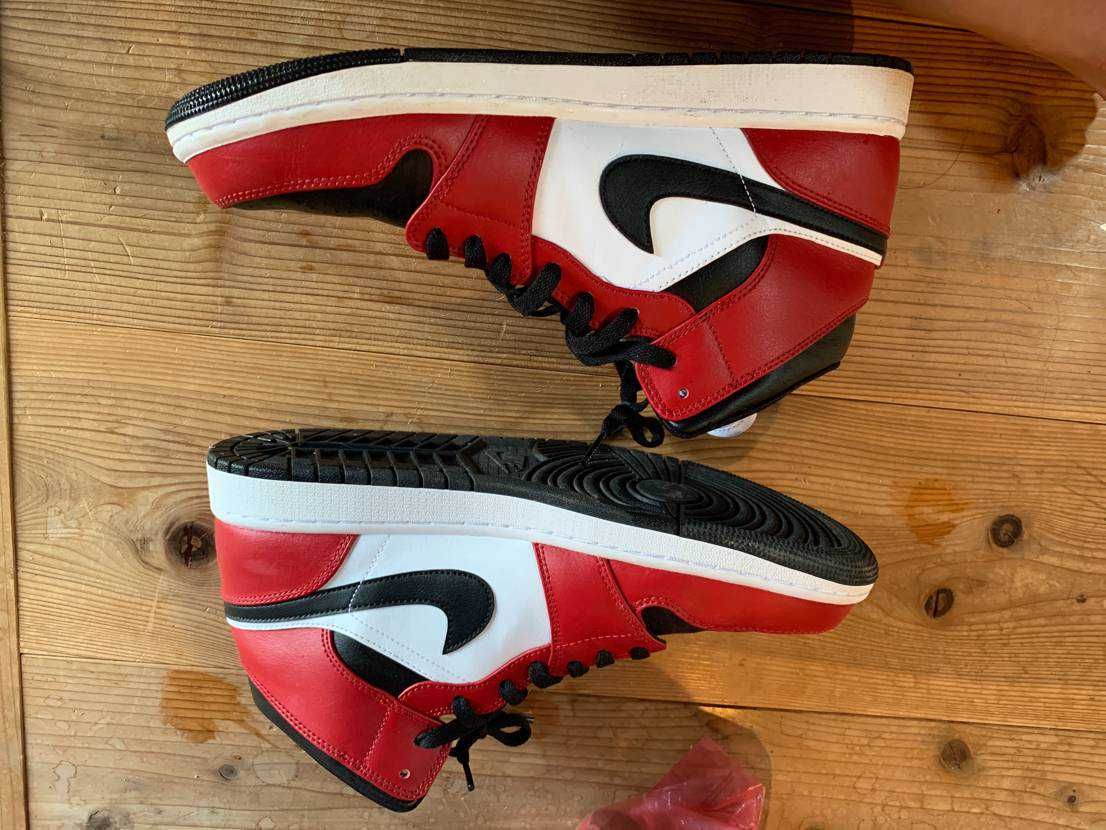 Nike Air Jordan 1 Mid "Chicago Black Toe"
