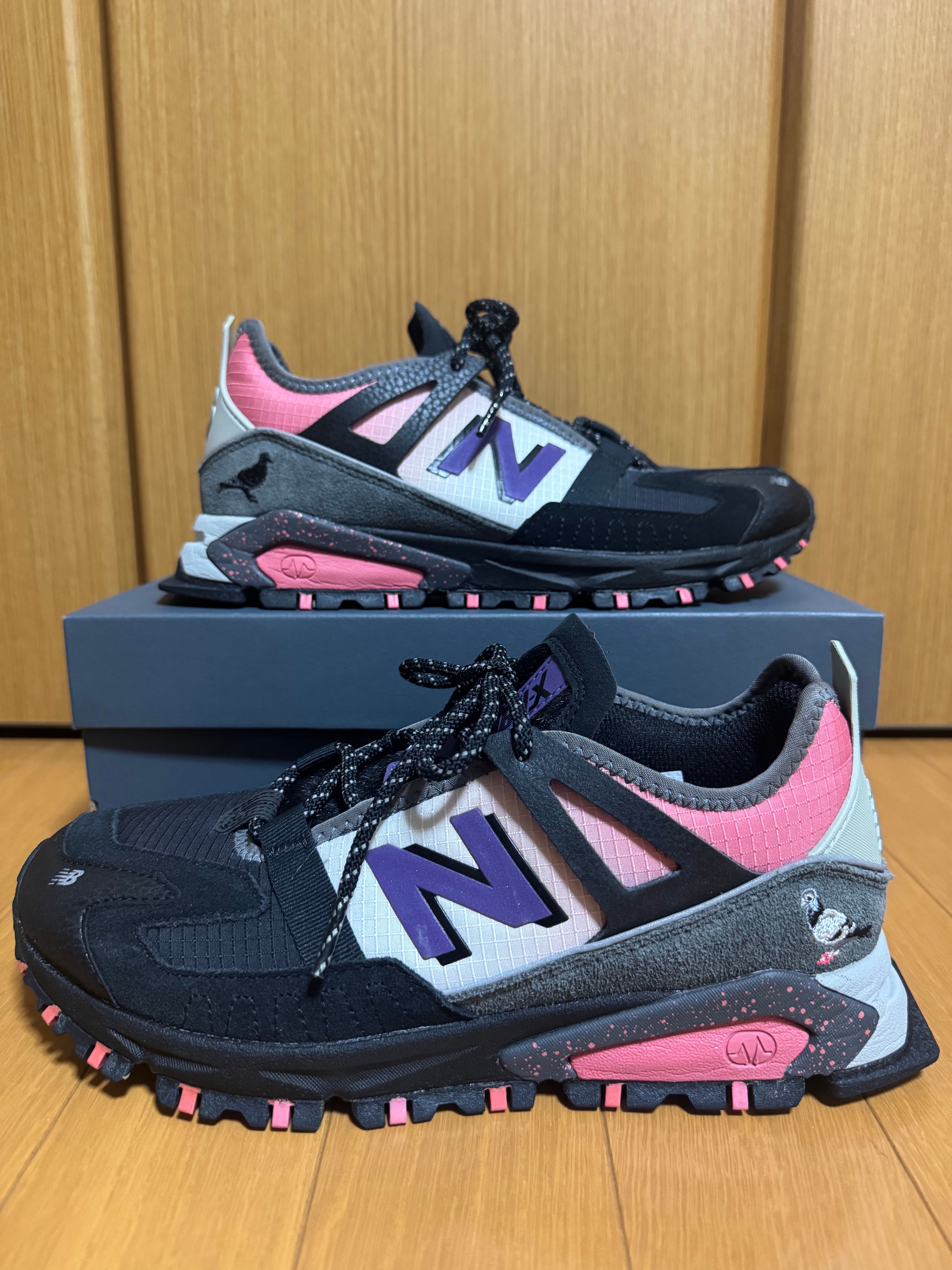 アトモス × ステイプル × ニューバランス エックスレーサー "クロウ&ピジョン"