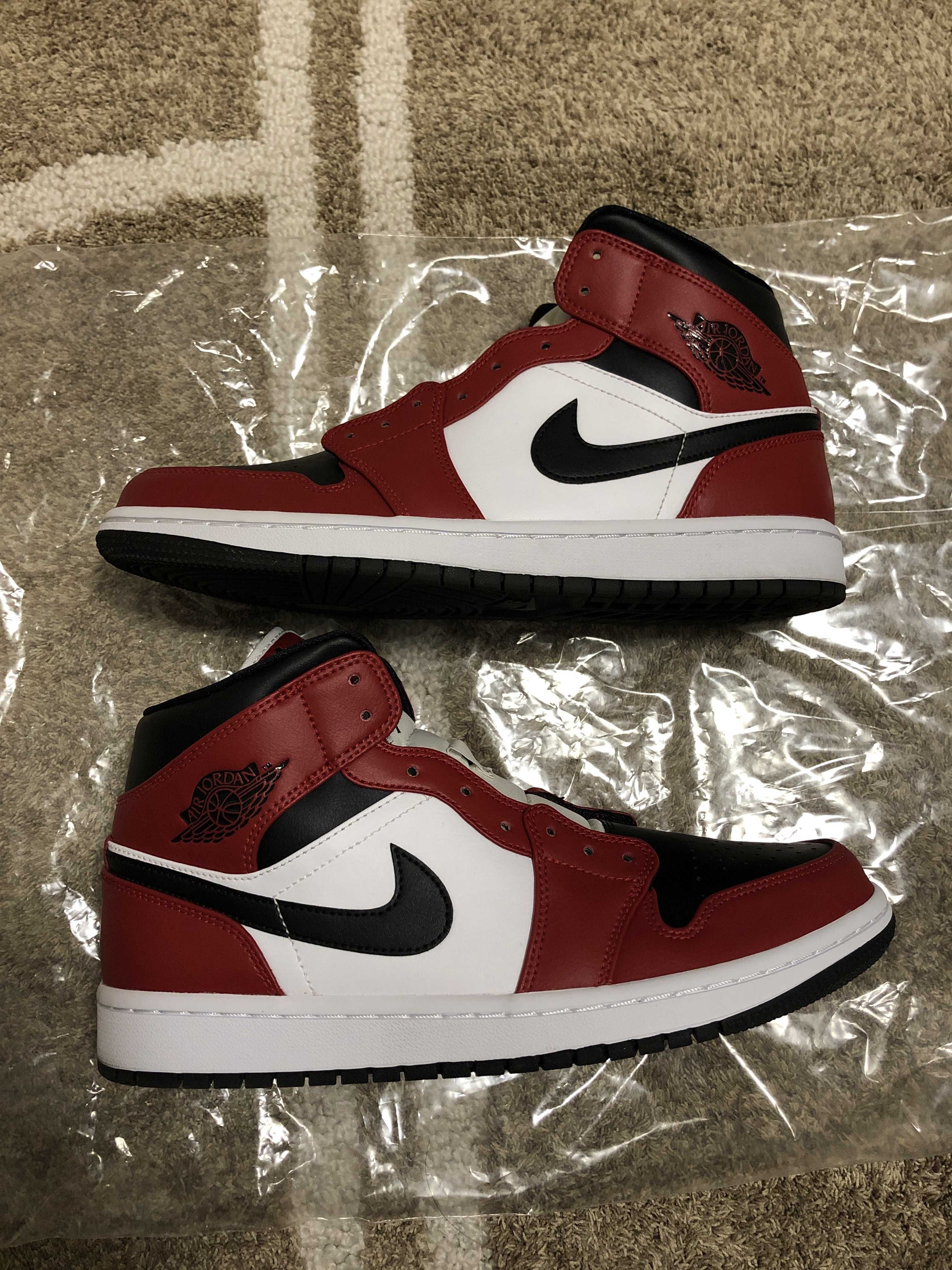 Nike Air Jordan 1 Mid "Chicago Black Toe"