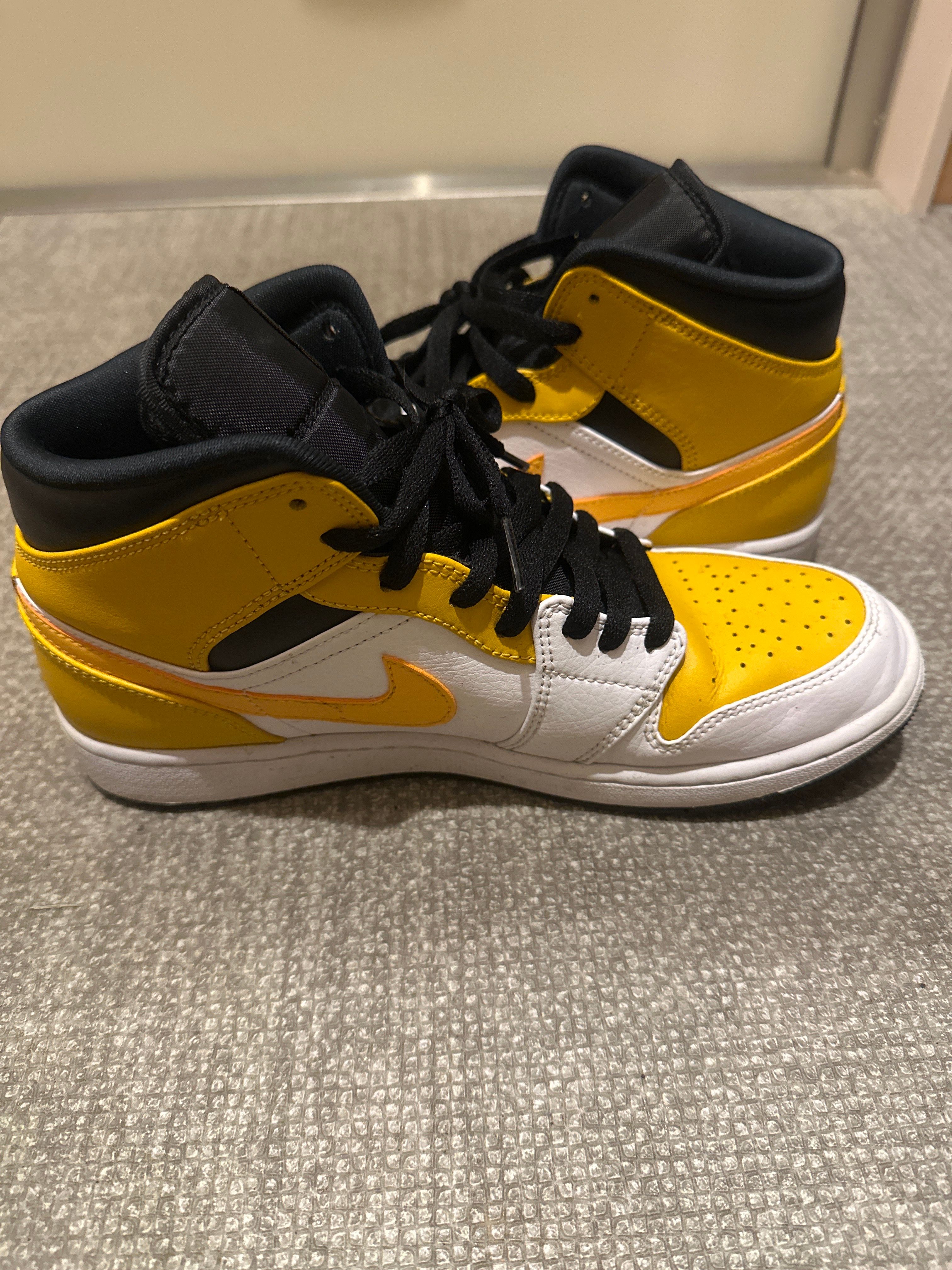 Nike Air Jordan 1 Mid "University Gold"