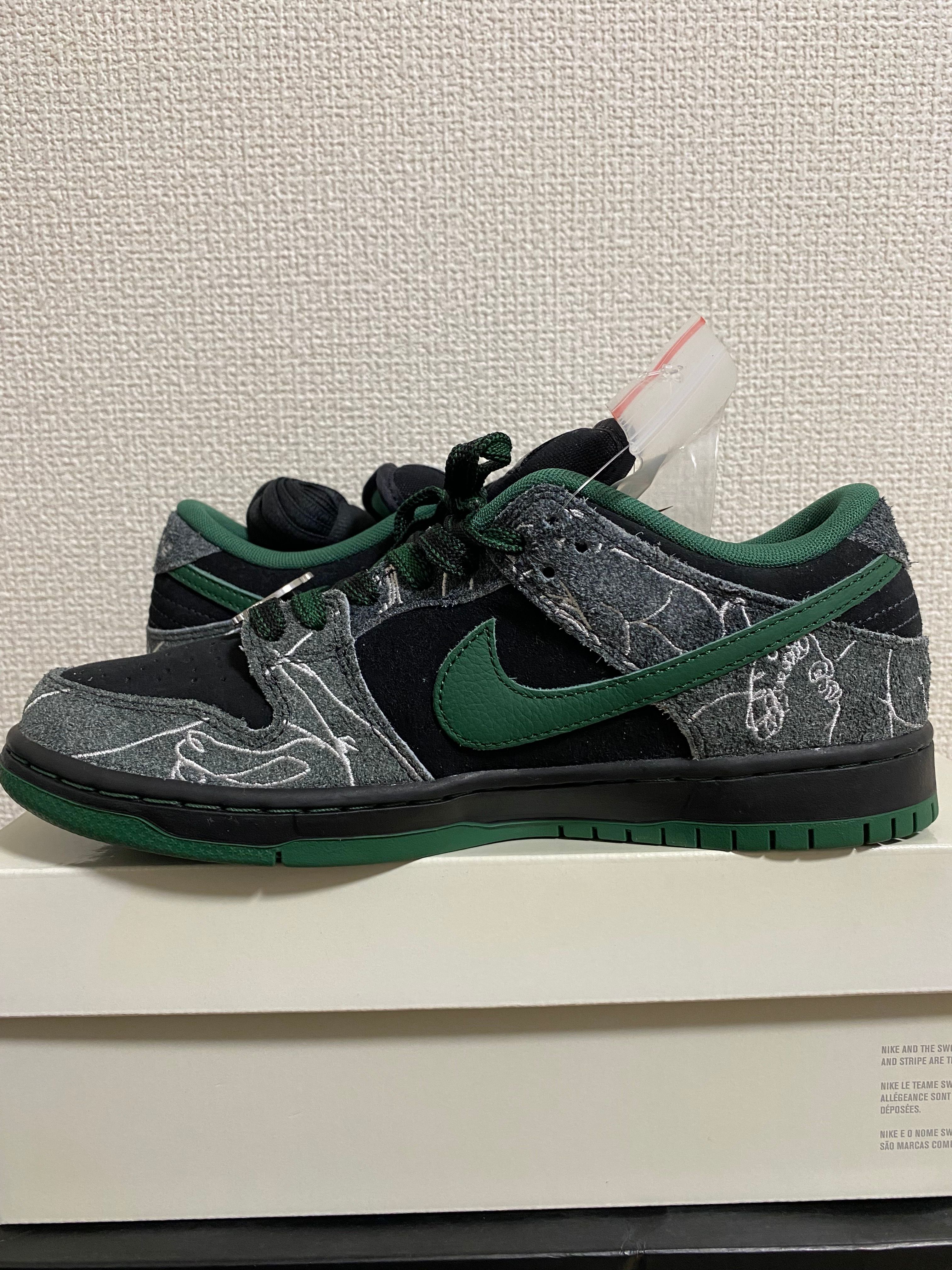 There Skateboards × Nike SB Dunk Low Pro "Anthracite and Gorge Green"
