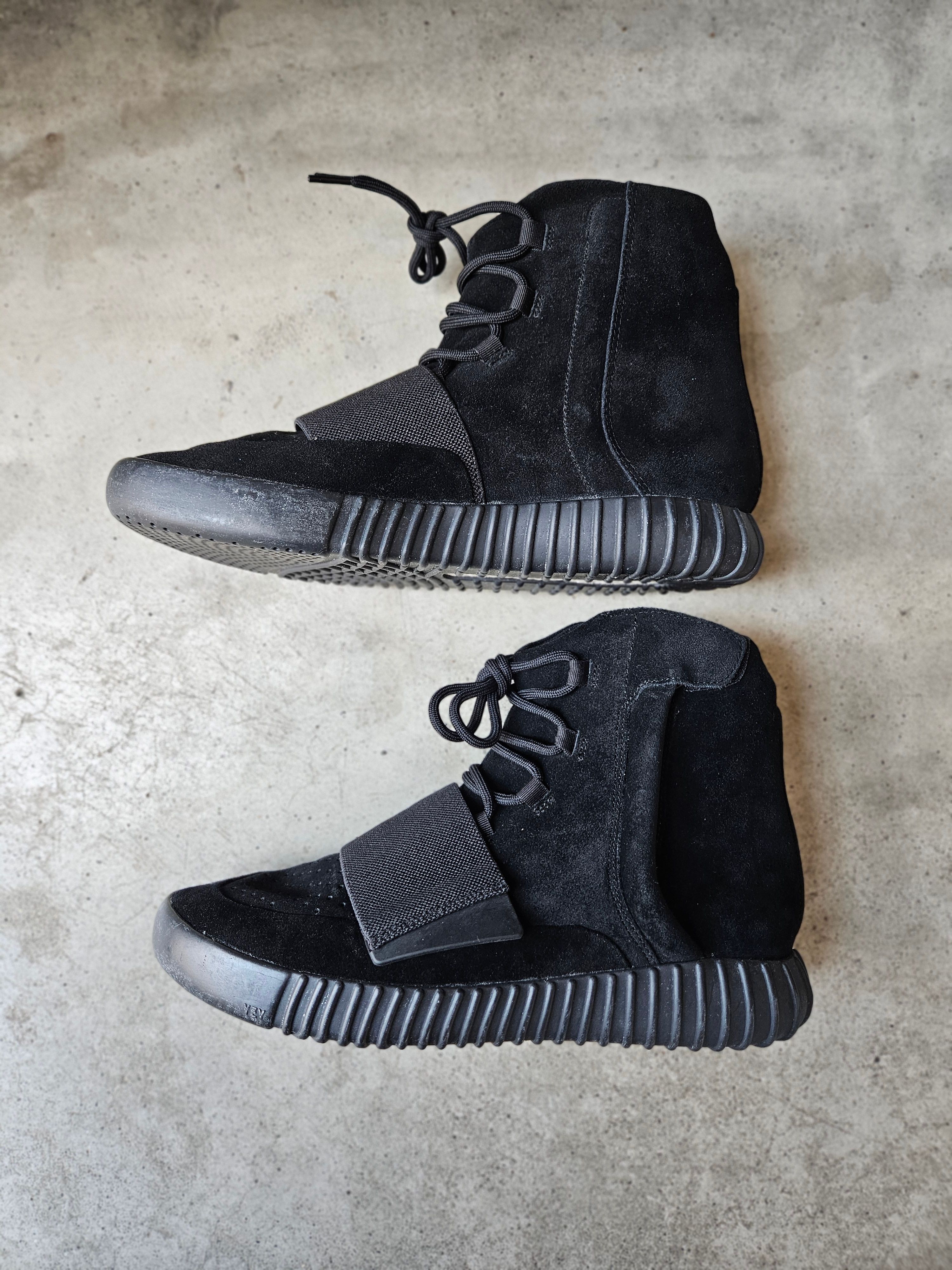 adidas YEEZY Boost 750 "Triple Black"
