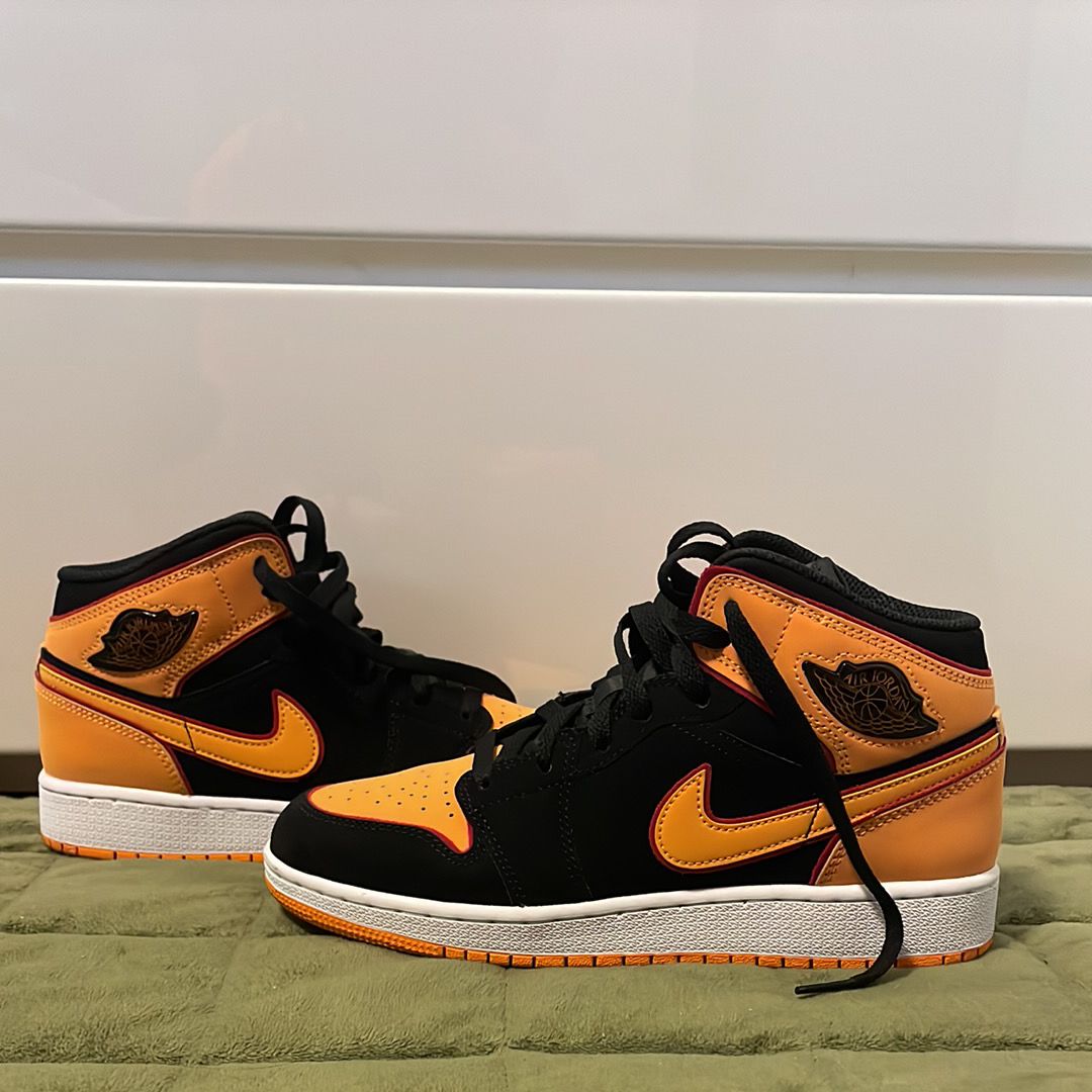 Nike Air Jordan 1 Mid SE "Vivid Orange"