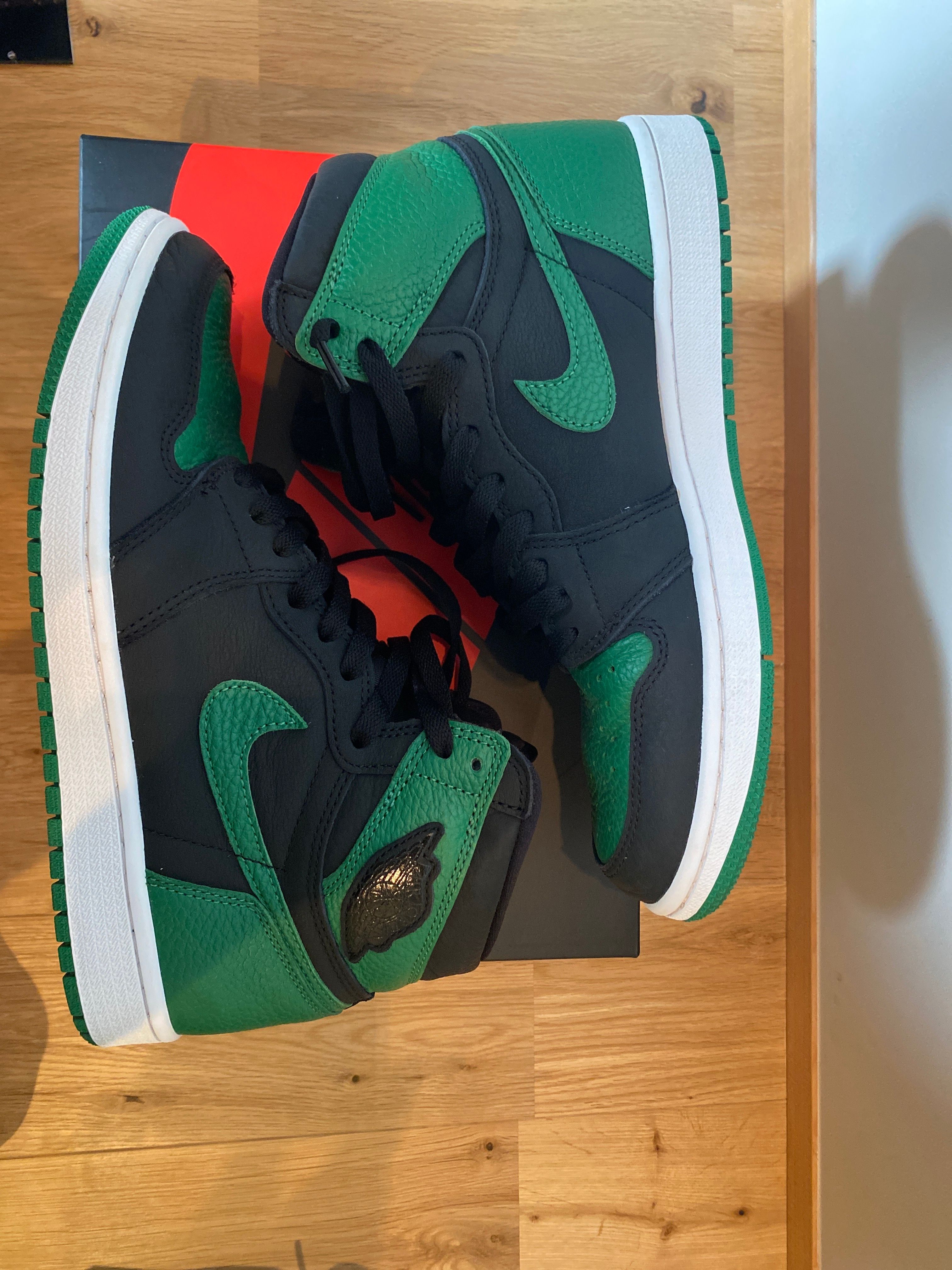 Nike Air Jordan 1 Retro High OG "Black/Pine Green" (2020)      
