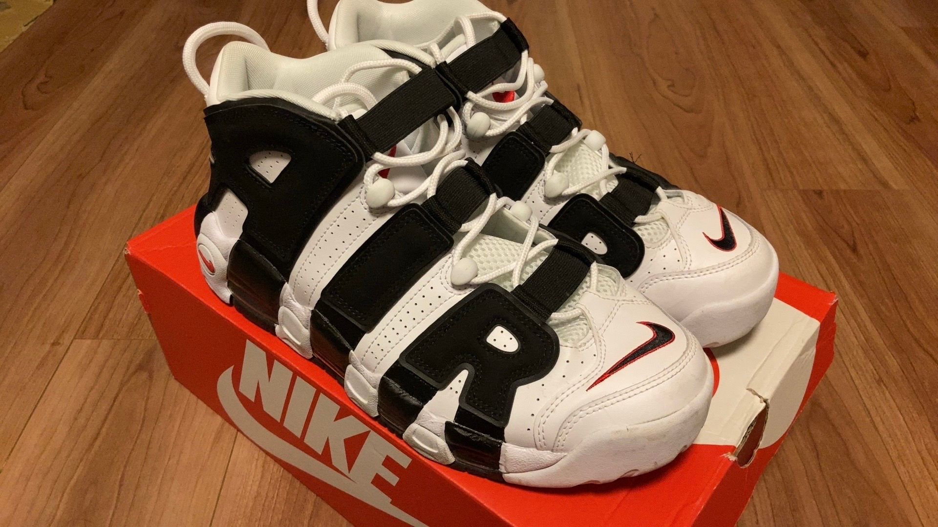 NIKE AIR MORE UPTEMPO "WHITE/BLACK/UNIVERSITY RED"(2020)