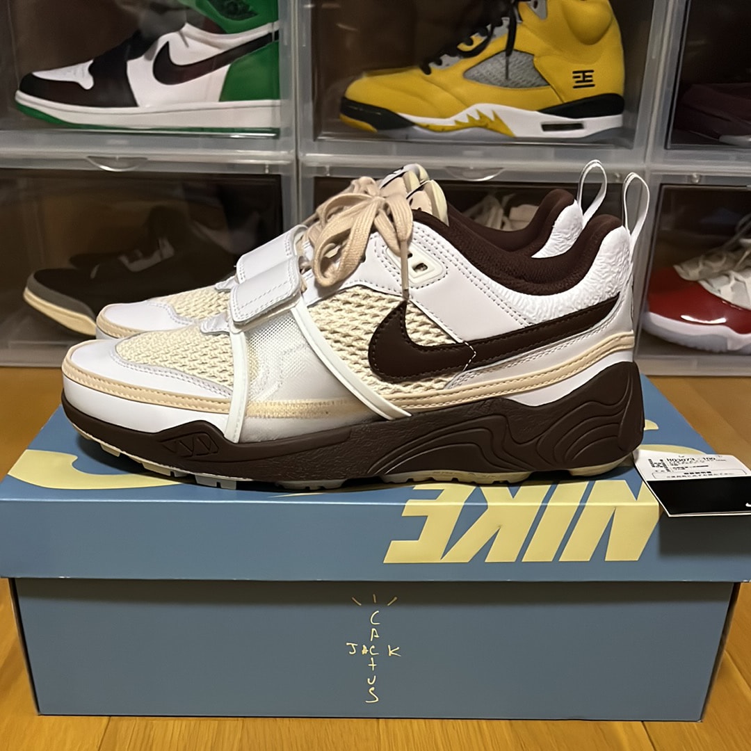 Travis Scott × Nike Zoom Field Jaxx "White and Light Chocolate"