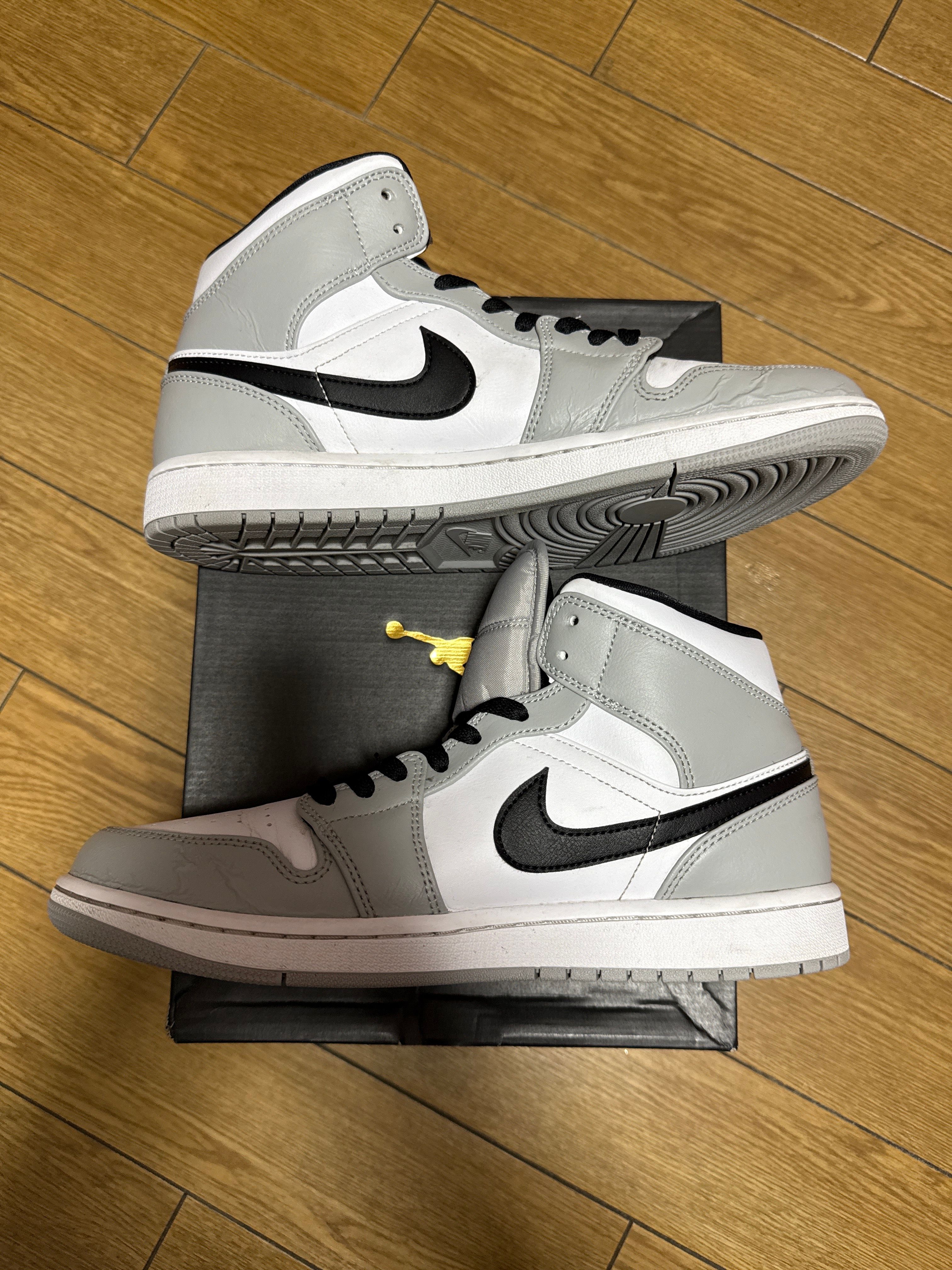 Nike Air Jordan 1 Mid "Light Smoke Grey/White/Black"