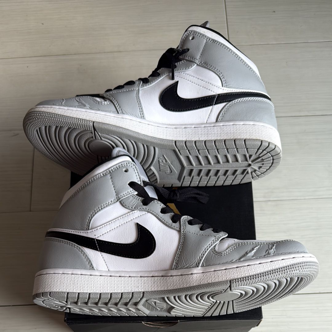 Nike Air Jordan 1 Mid "Light Smoke Grey/White/Black"