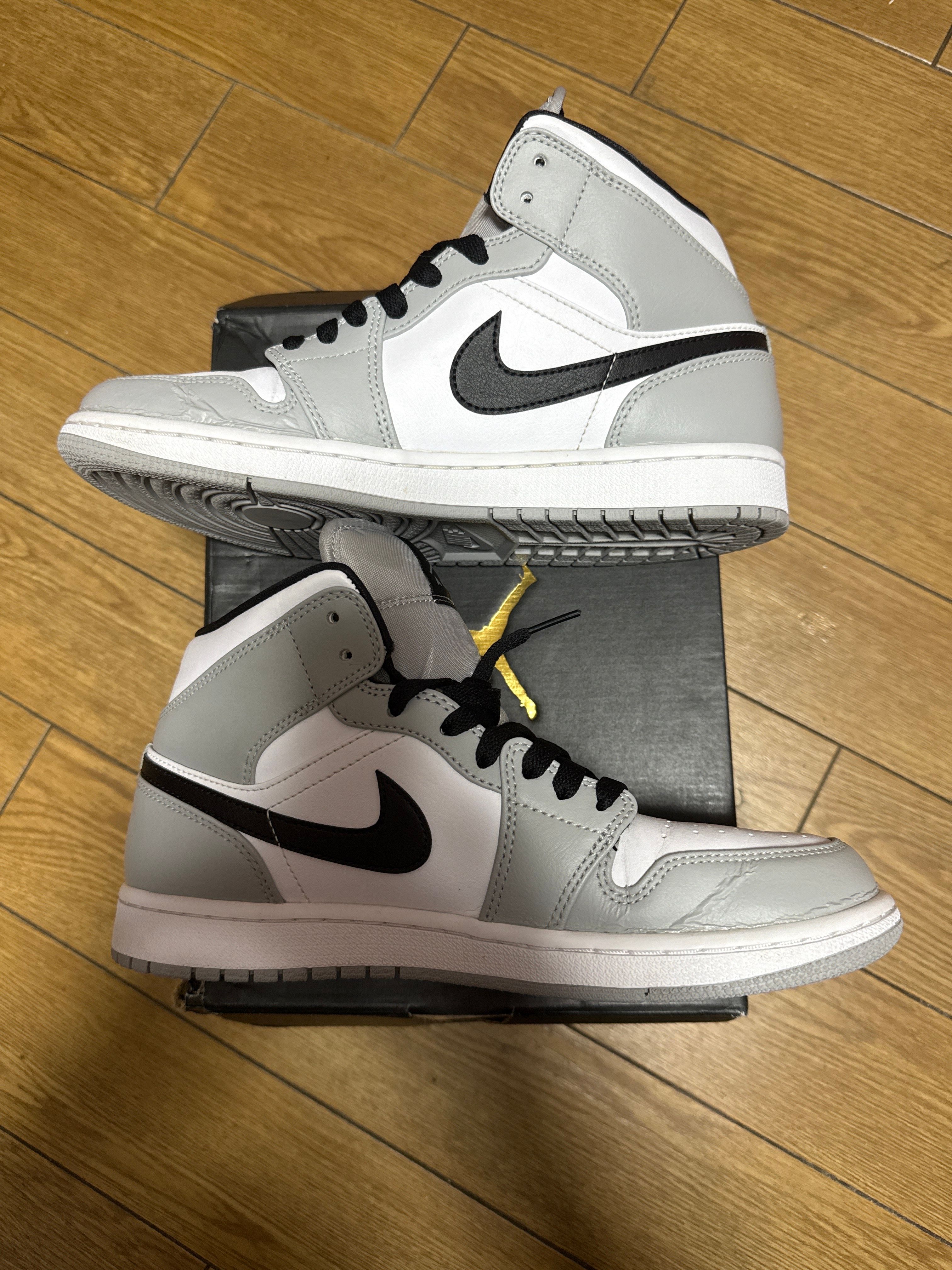 Nike Air Jordan 1 Mid "Light Smoke Grey/White/Black"
