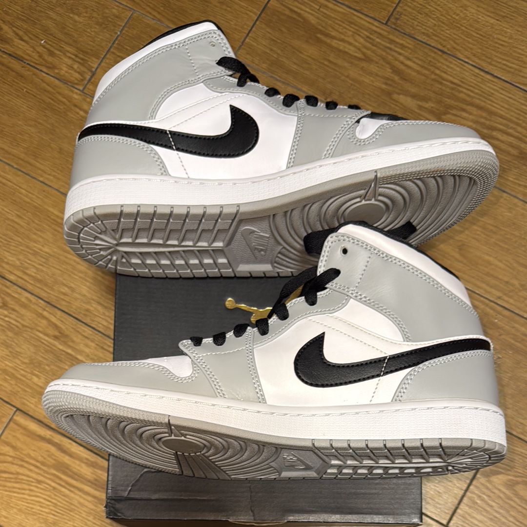 Nike Air Jordan 1 Mid "Light Smoke Grey/White/Black"