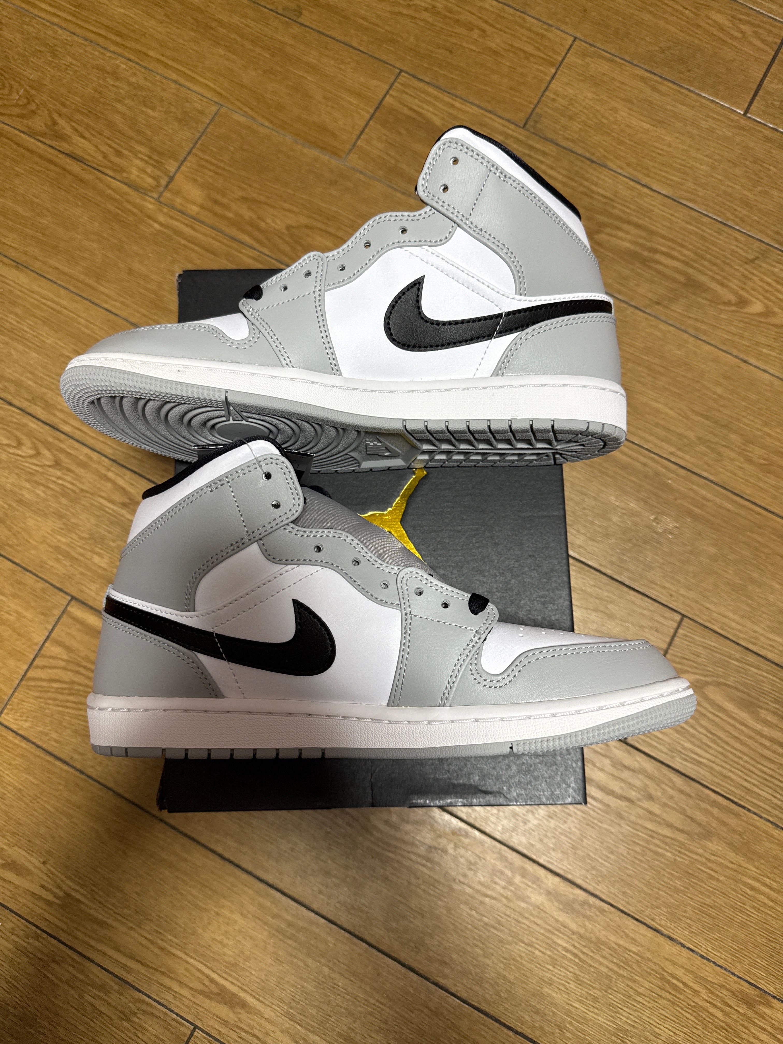 Nike Air Jordan 1 Mid "Light Smoke Grey/White/Black"