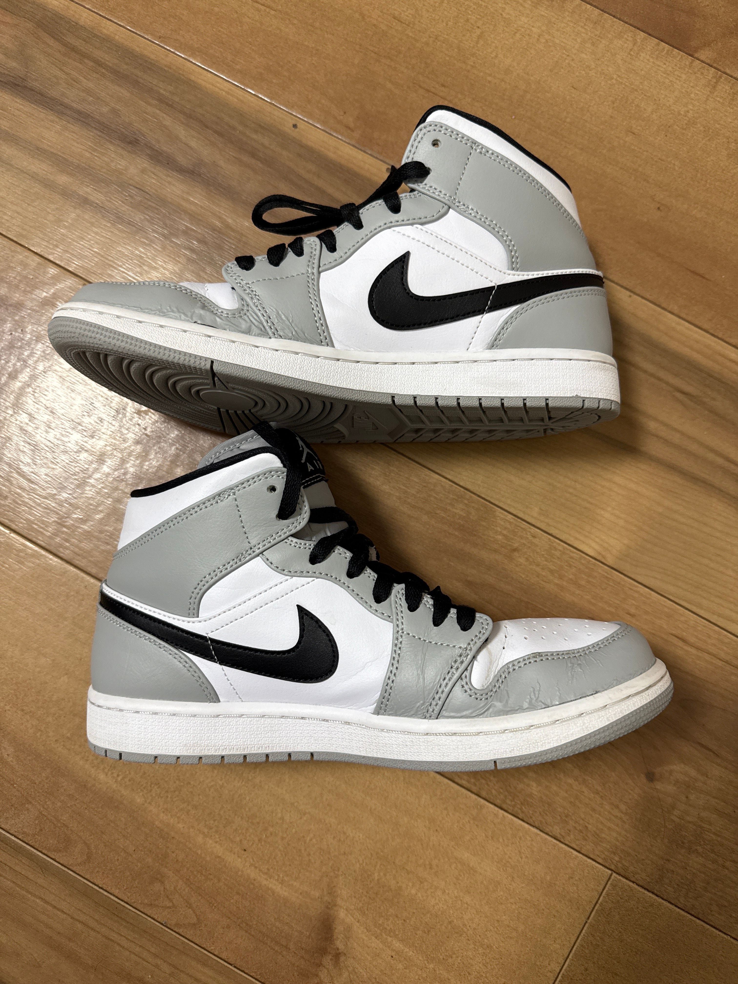 Nike Air Jordan 1 Mid "Light Smoke Grey/White/Black"