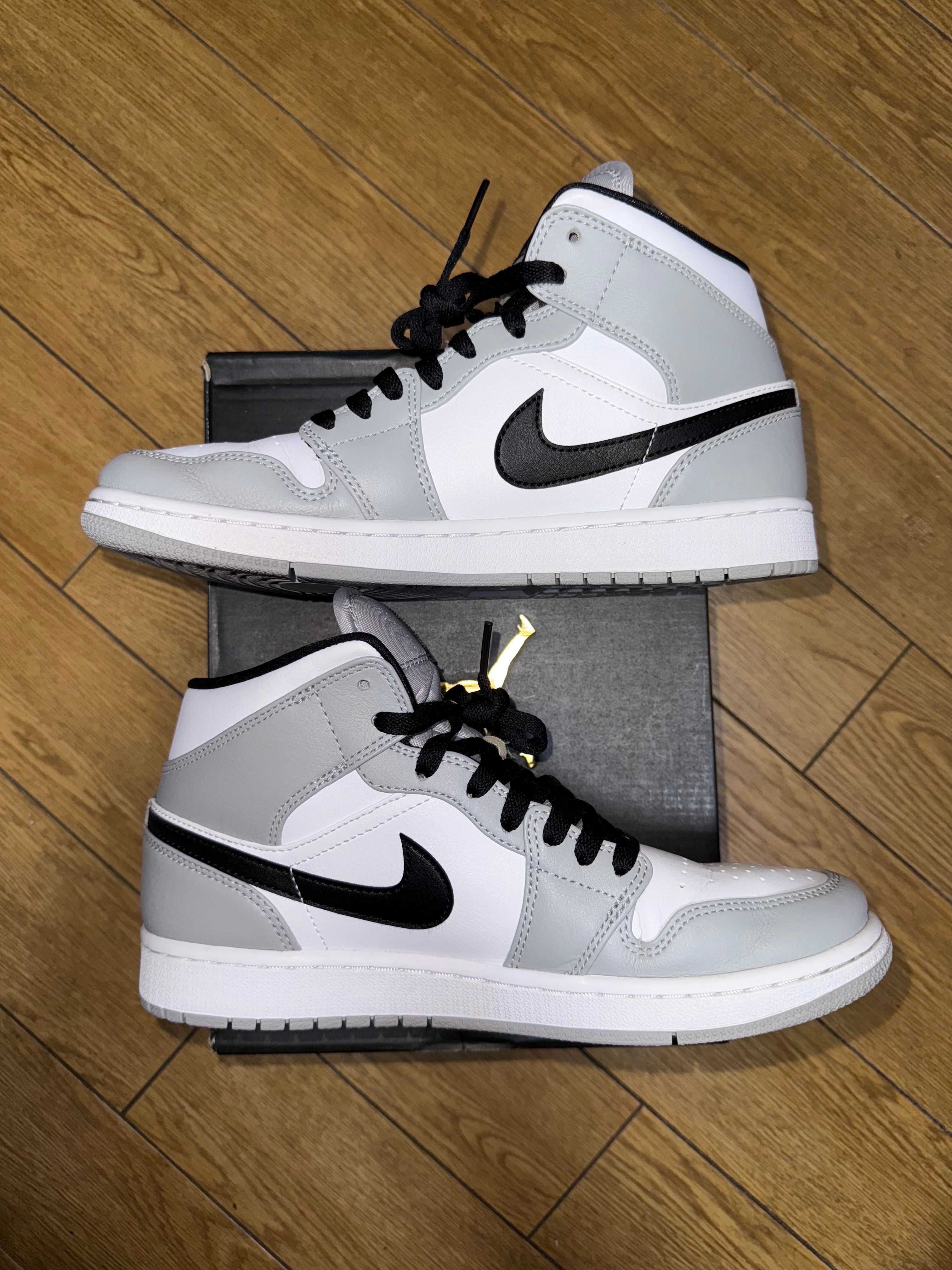 Nike Air Jordan 1 Mid "Light Smoke Grey/White/Black"