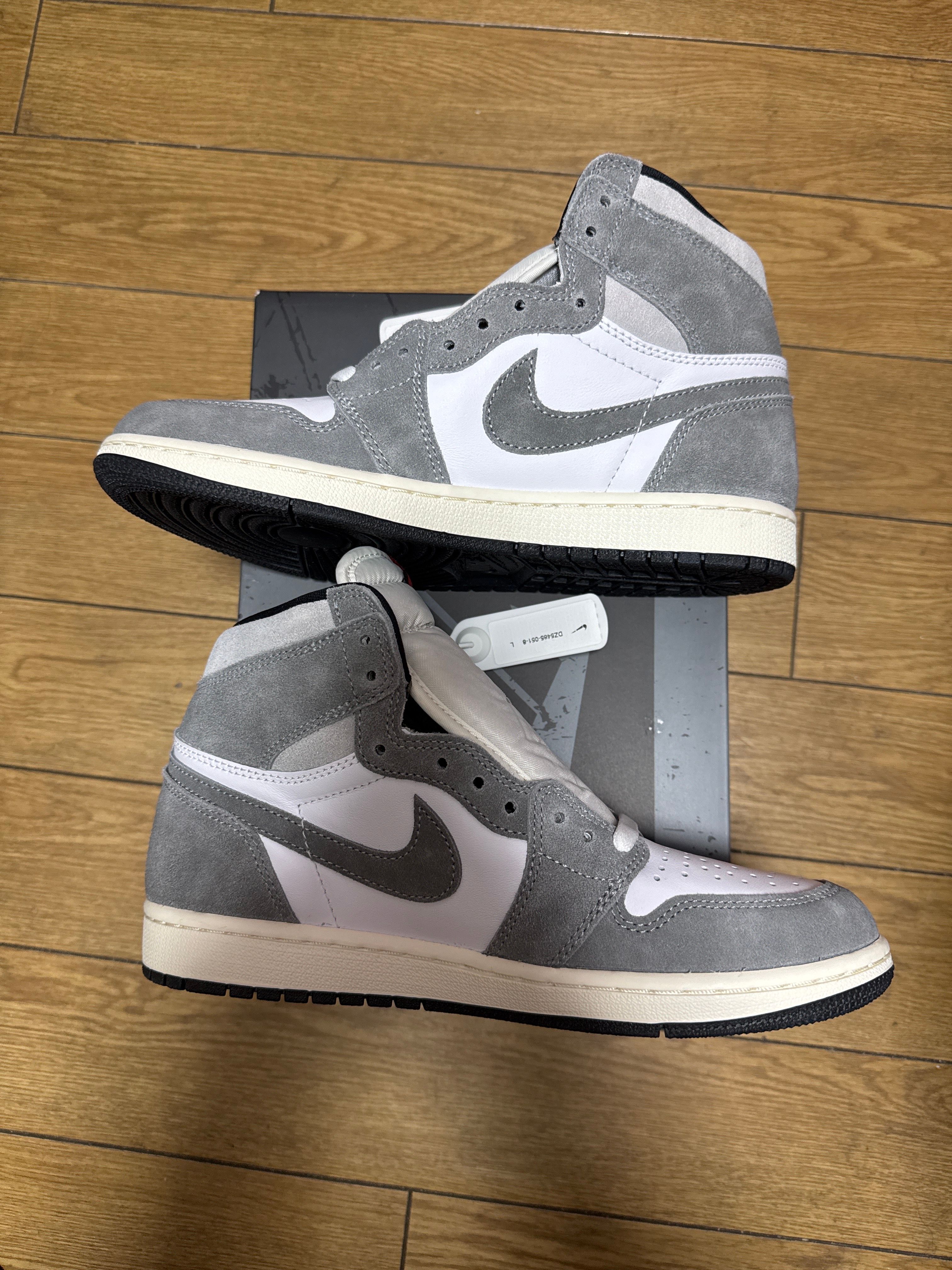 Nike Air Jordan 1 Retro High OG "Black and Smoke Grey"
