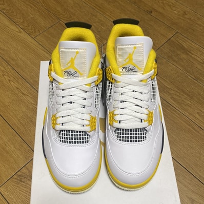 Nike Women's Air Jordan 4 Retro "Vivid Sulfur"