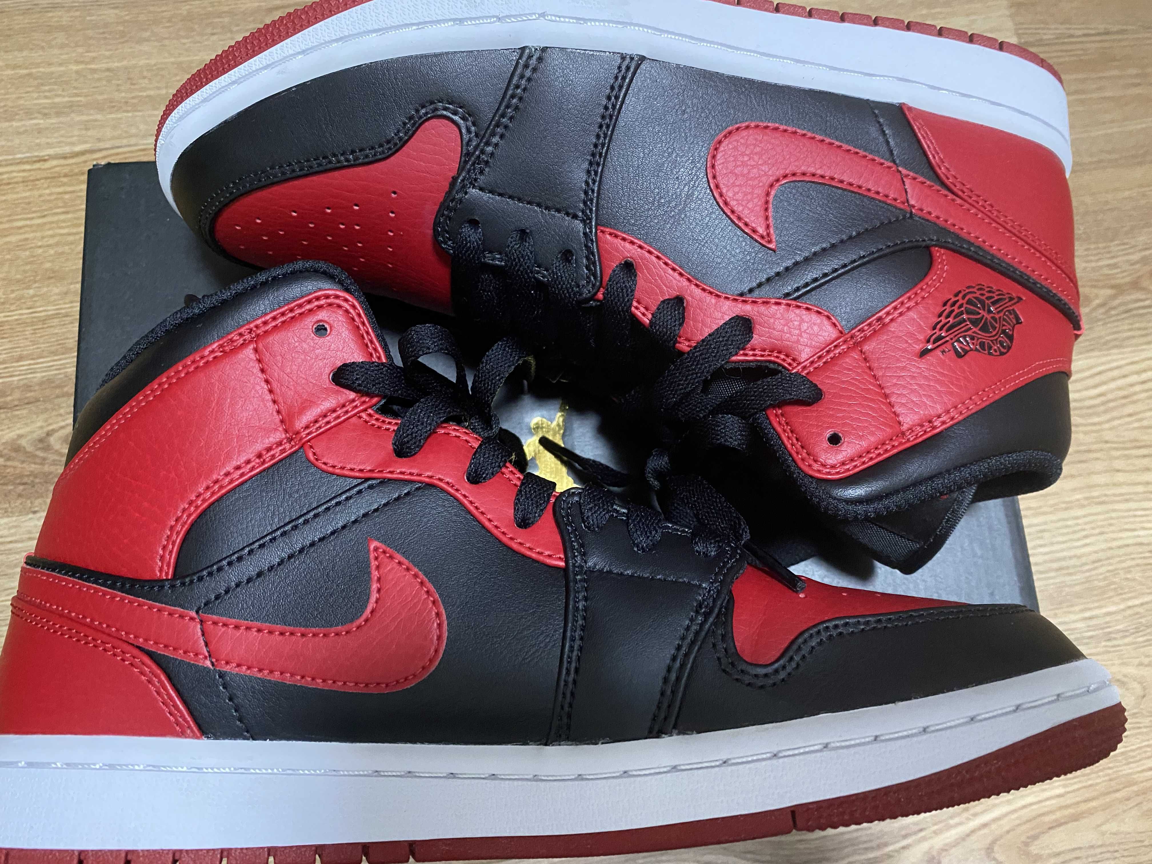 Nike Air Jordan 1 Mid "Bred"