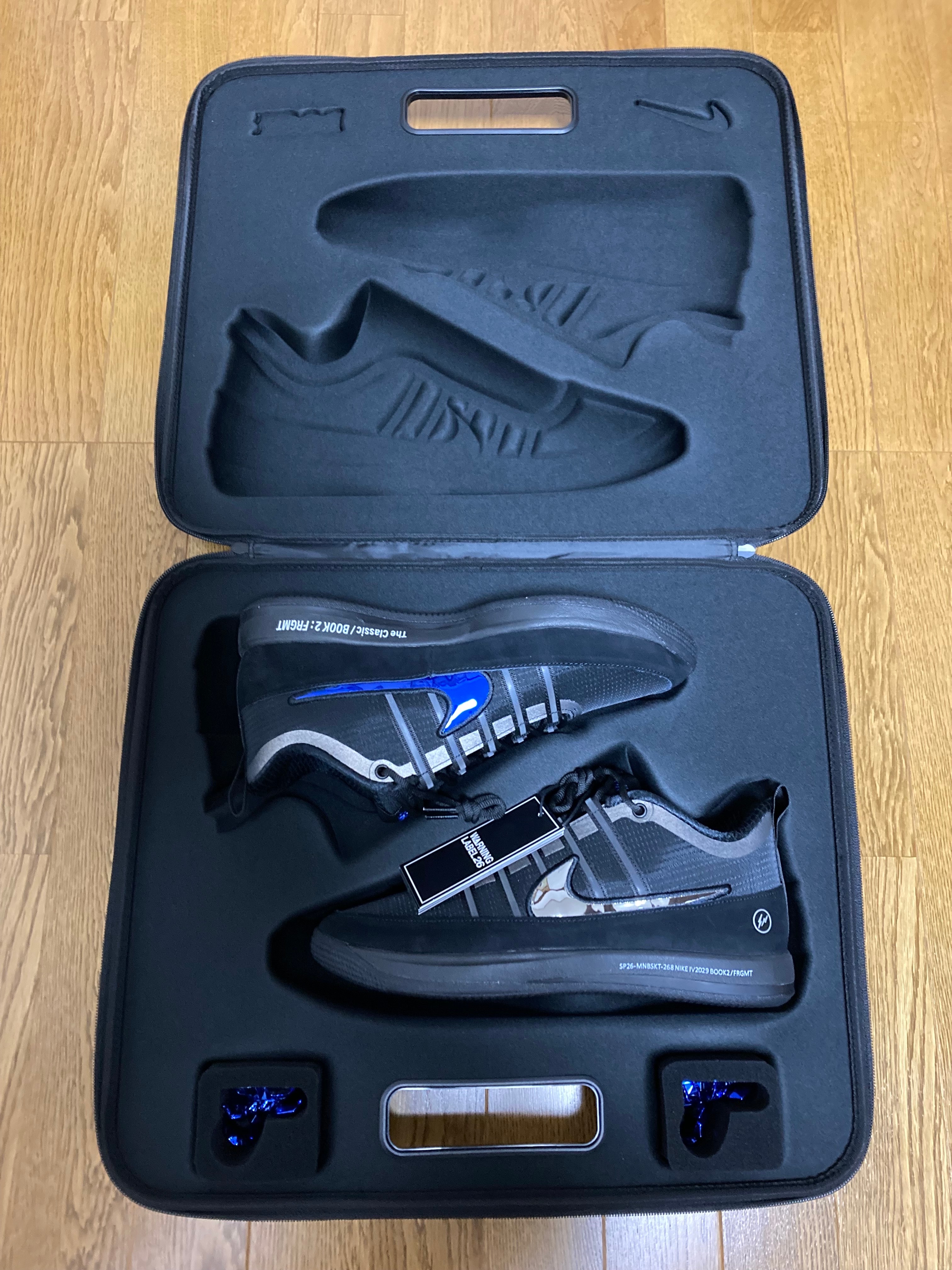 fragment design × Nike Book 2 PRM "Warning Label" (IR6335-001/IV2029-001)