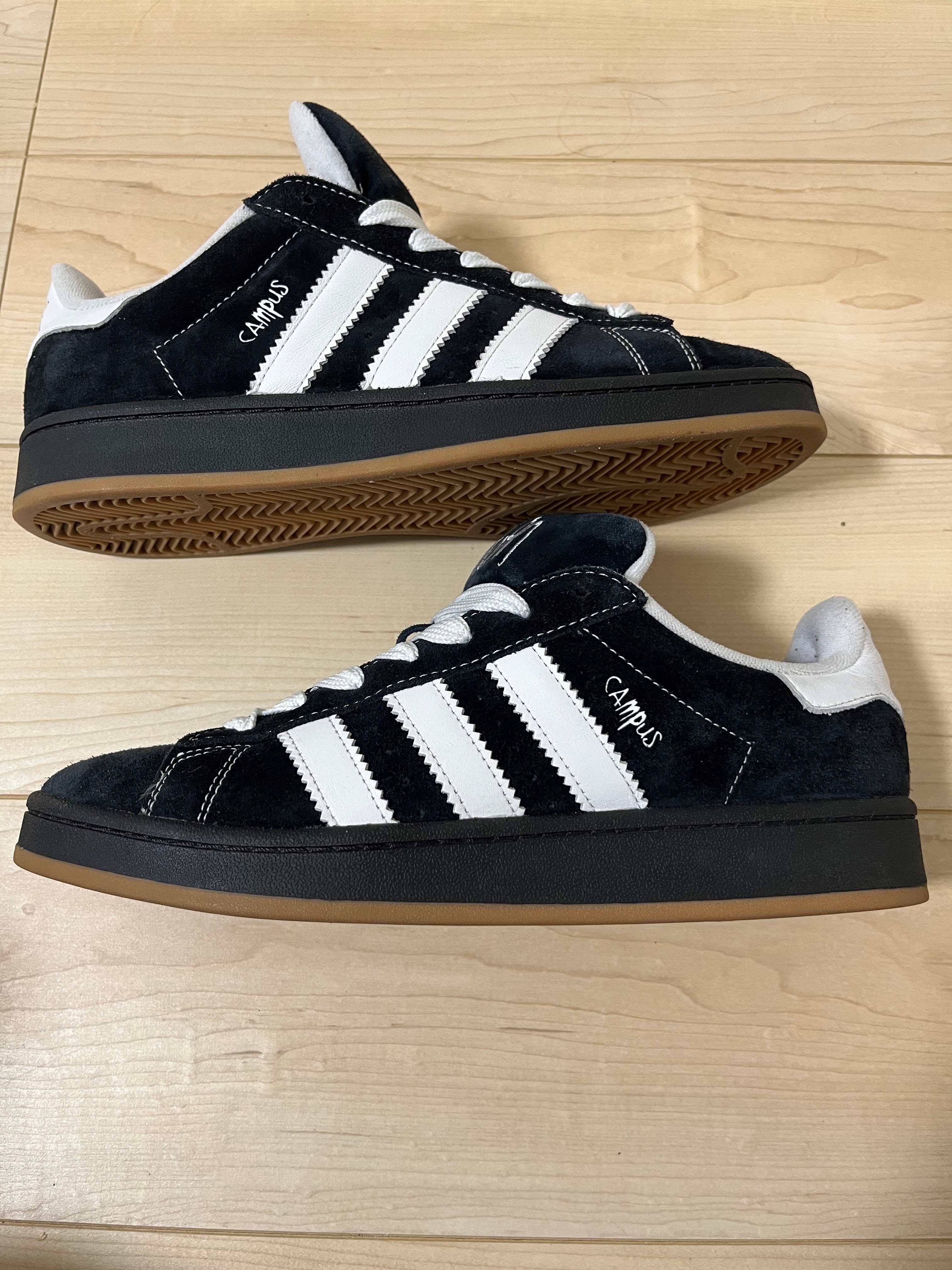 コーン × アディダス キャンパス 00s "ブラック/ホワイトガム"