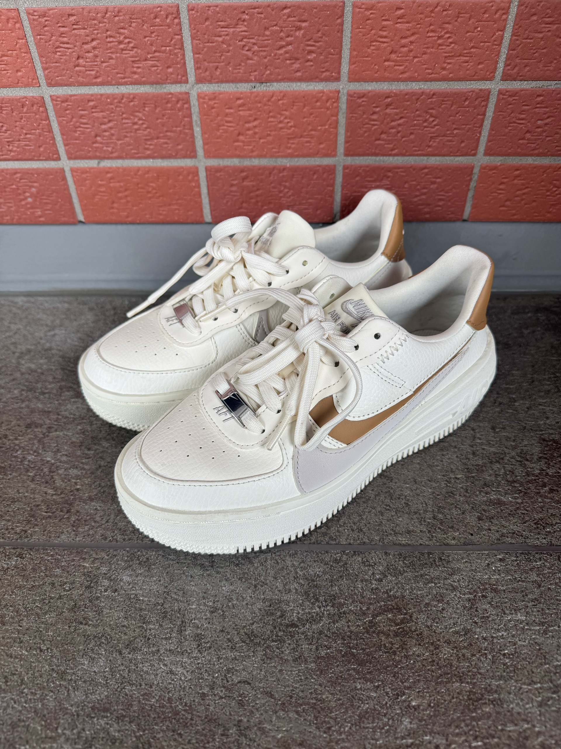 Nike Women's Air Force 1 PLT.AF.ORM "Sail/Light Ironall"