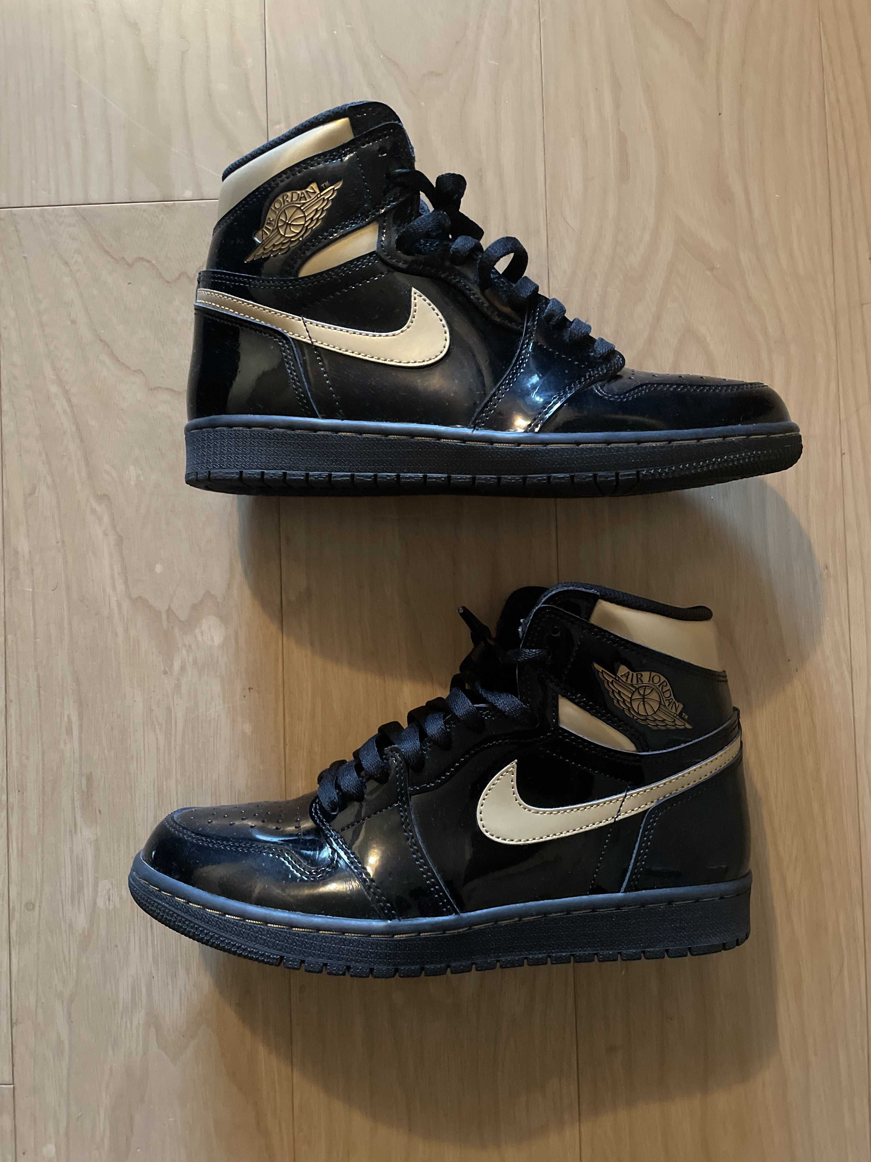 Nike Air Jordan 1 High OG "Black-Metalic Gold"