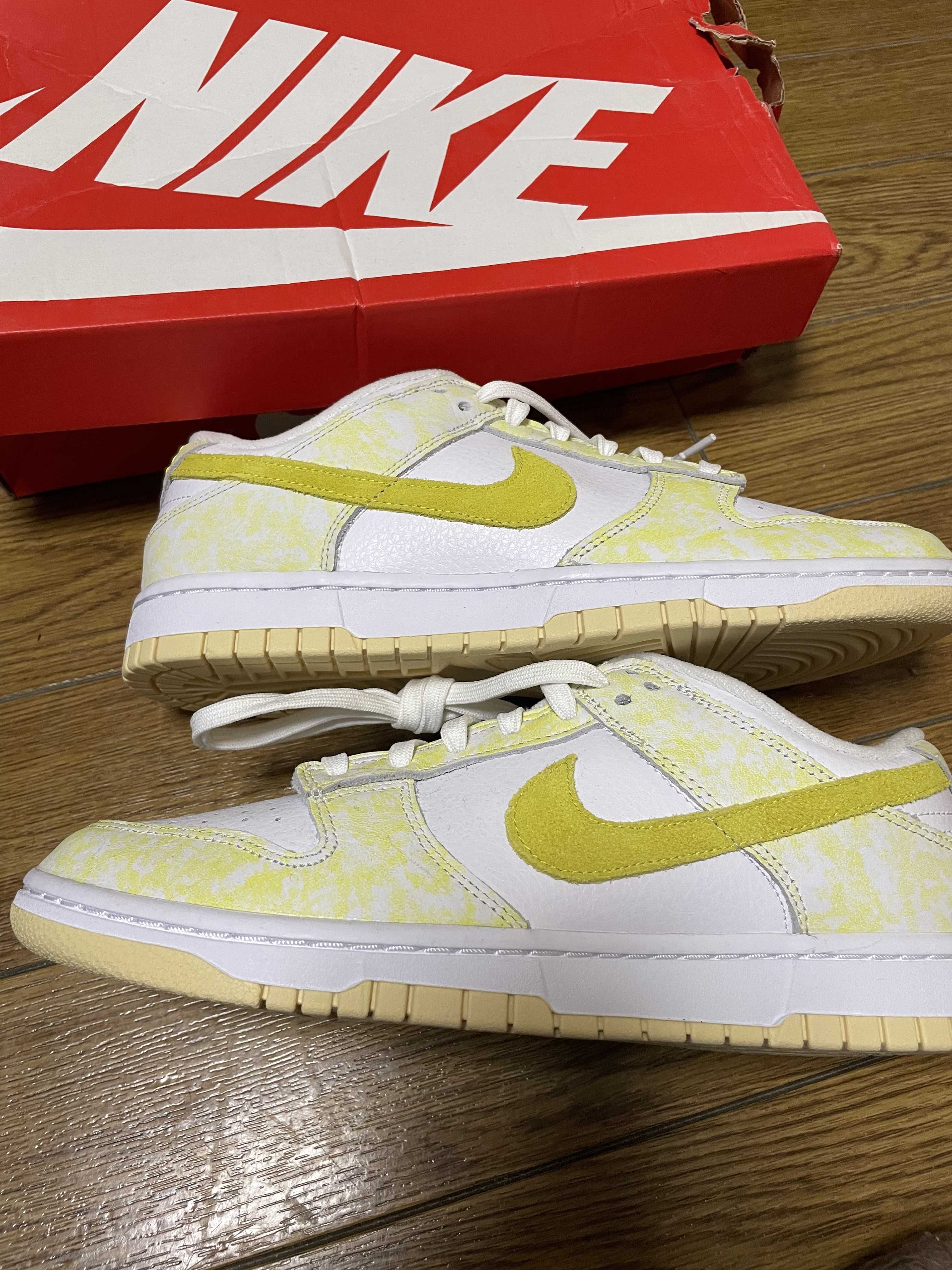 NIKE Women's DUNK LOW "YELLOW STRIKE"