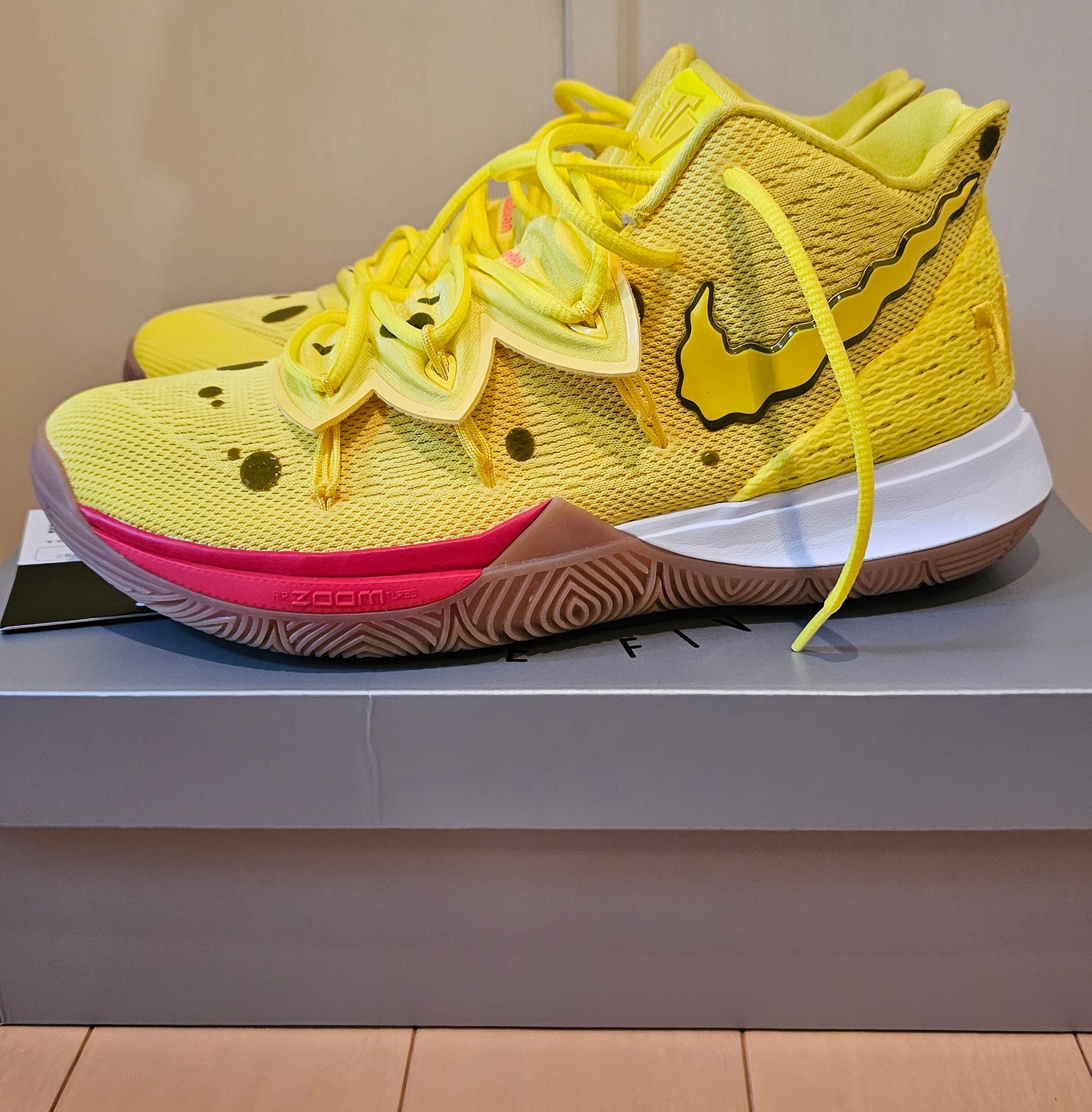 Nike　カイリースポンジボブ　イエロー スポンジボブ スクエアパンツ × ナイキ カイリー 5 