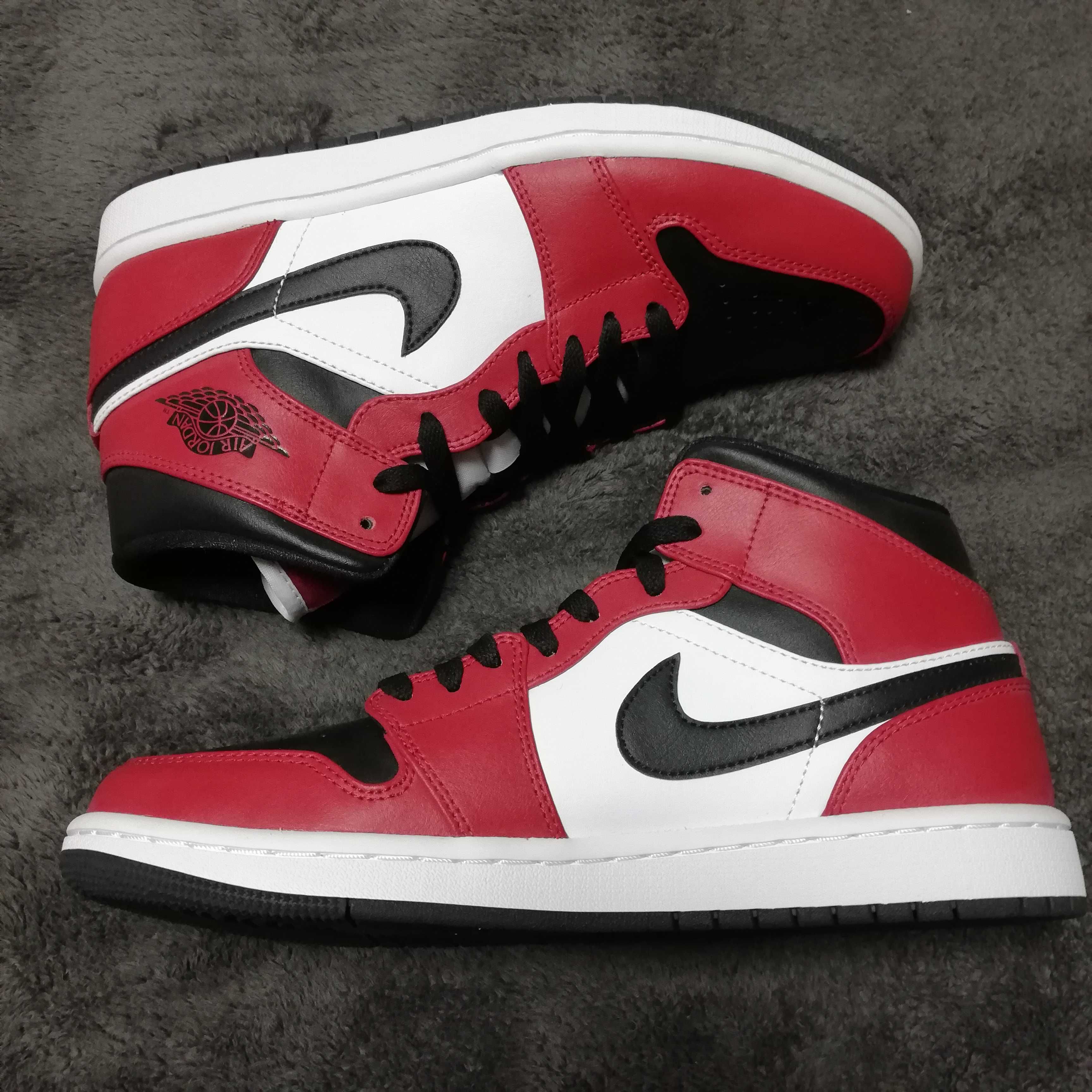 Nike Air Jordan 1 Mid "Chicago Black Toe"