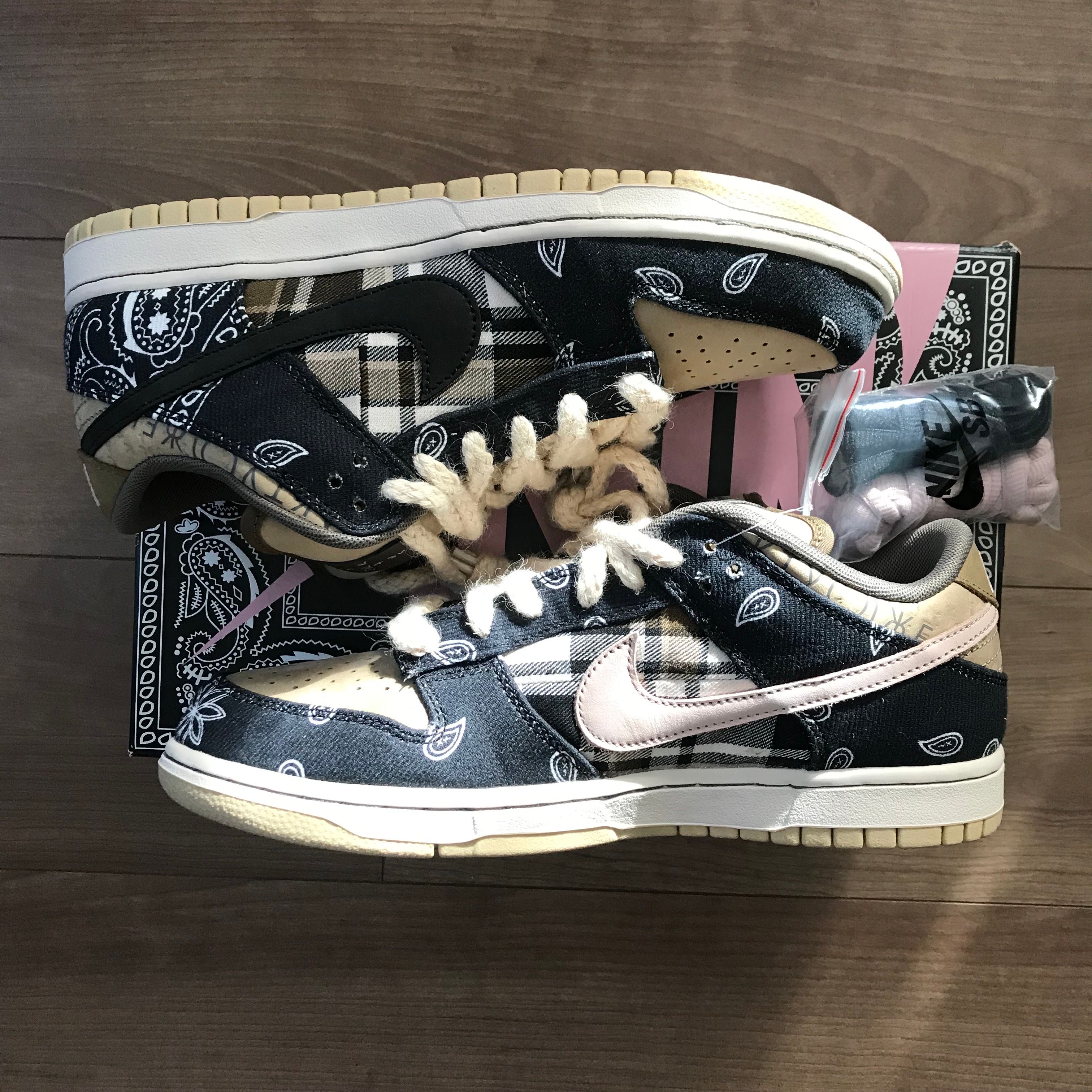 Travis Scott × Nike SB Dunk Low "Black/Parachute Beige"