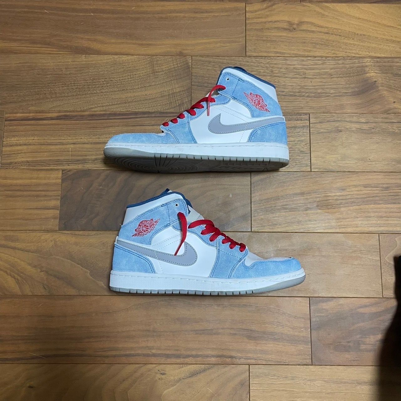 Nike Air Jordan 1 Mid SE "White/Hyper Royal/Red"