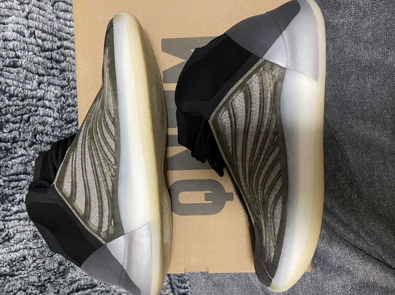 adidas YEEZY Quantum "Barium"