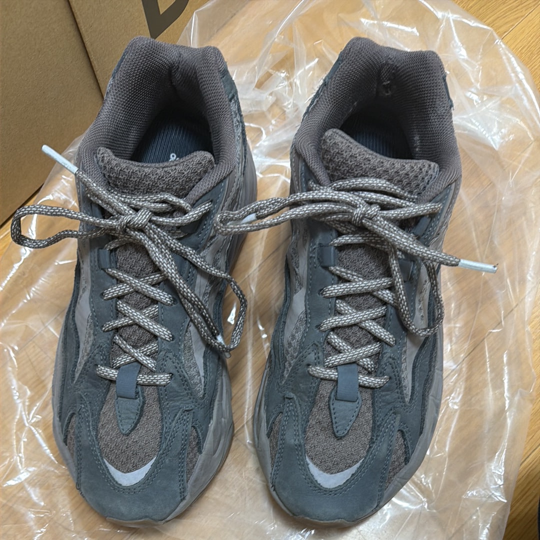 adidas YEEZY Boost 700V2 "Mauve"