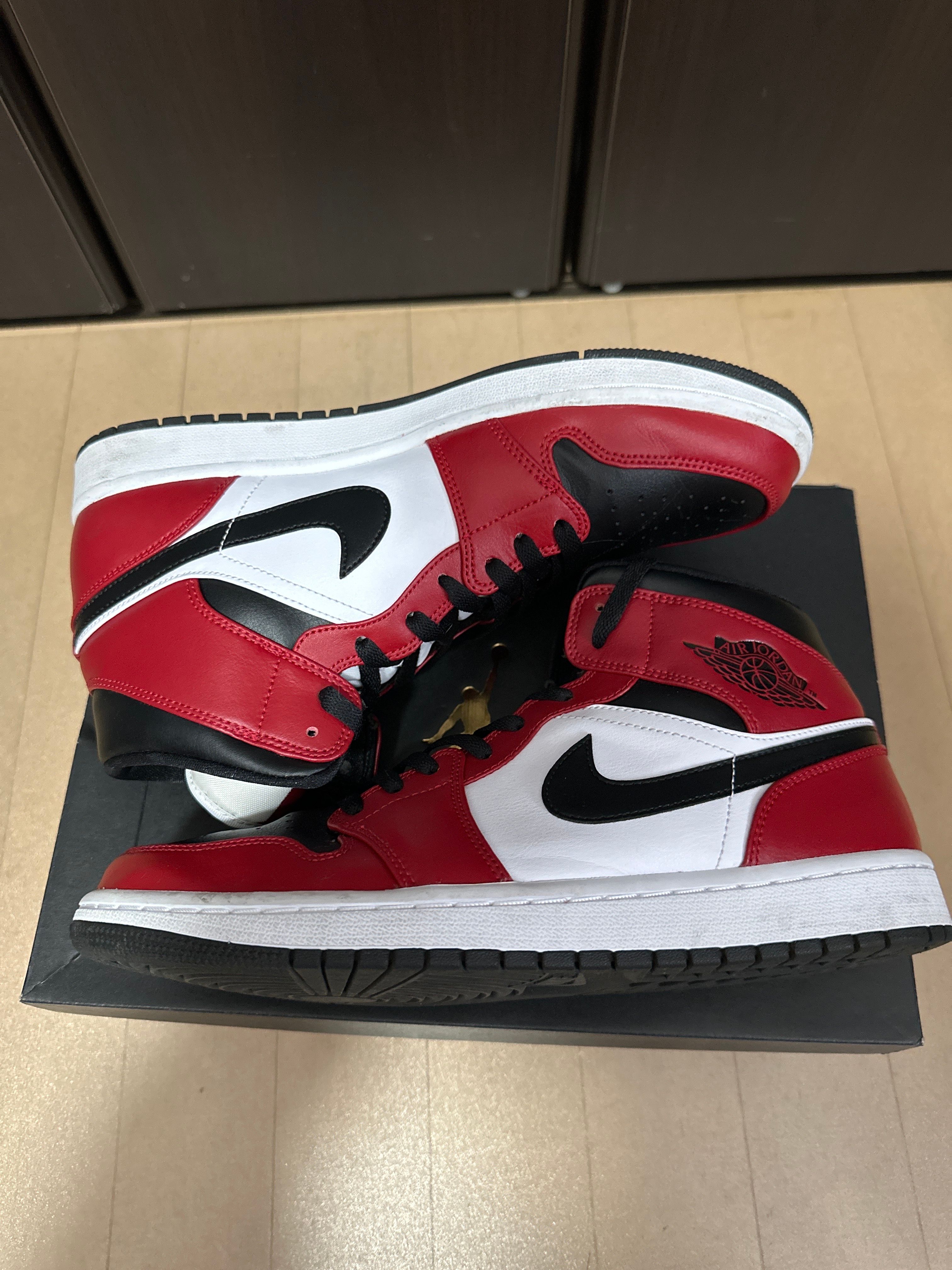 Nike Air Jordan 1 Mid "Chicago Black Toe"