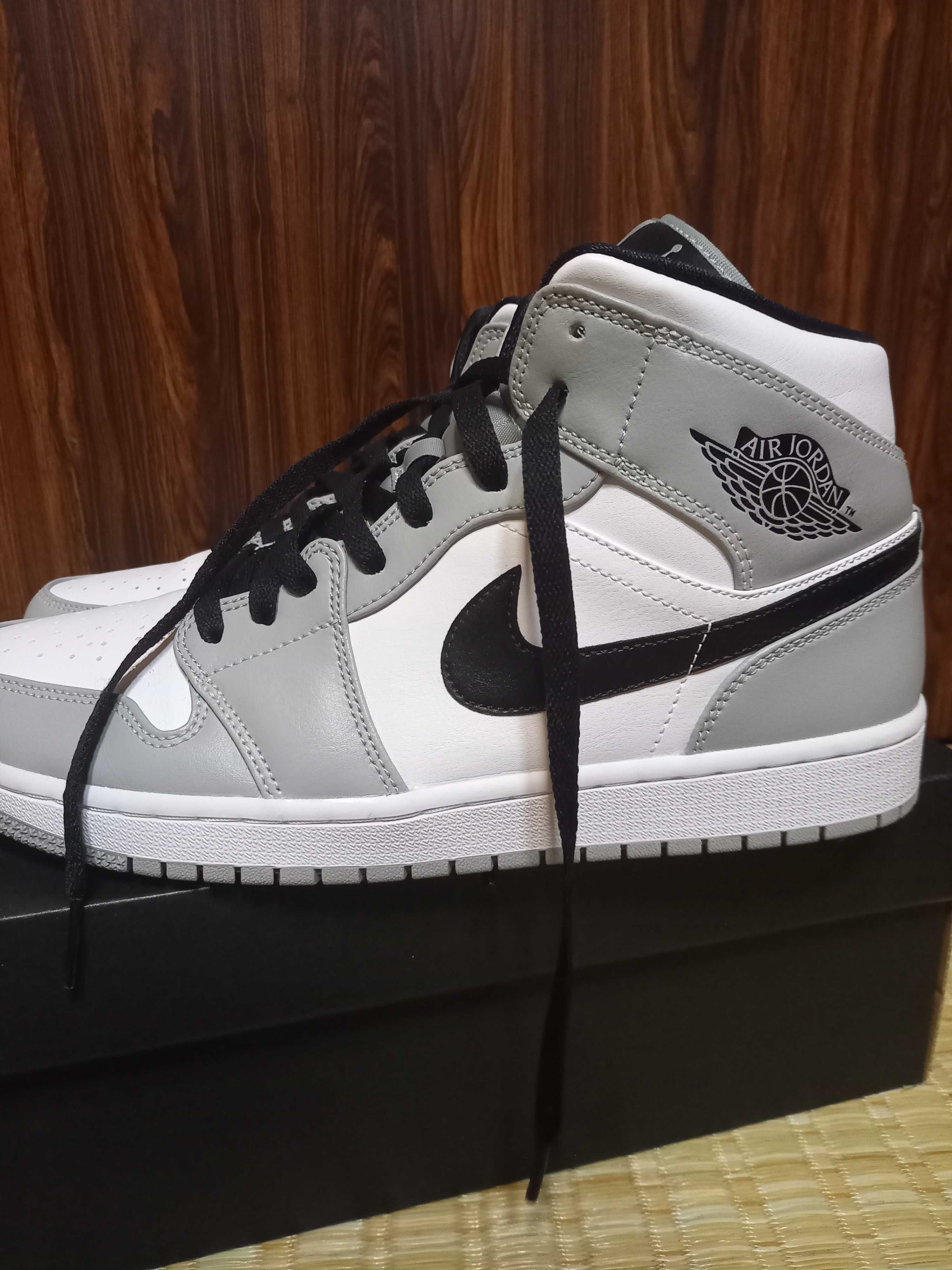 Nike Air Jordan 1 Mid "Light Smoke Grey/White/Black"
