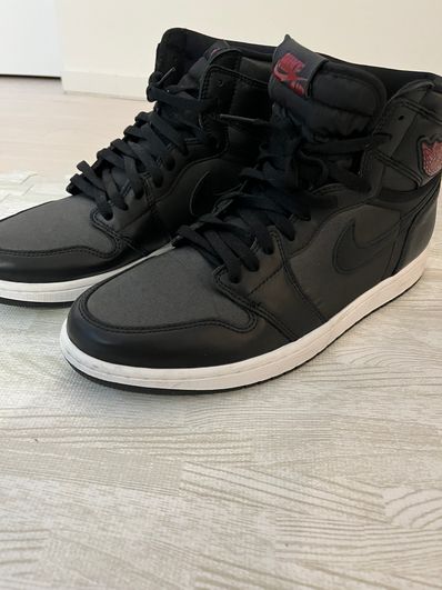 Nike Air Jordan 1 Retro High OG "Black/Metallic Silver/Gym Red"