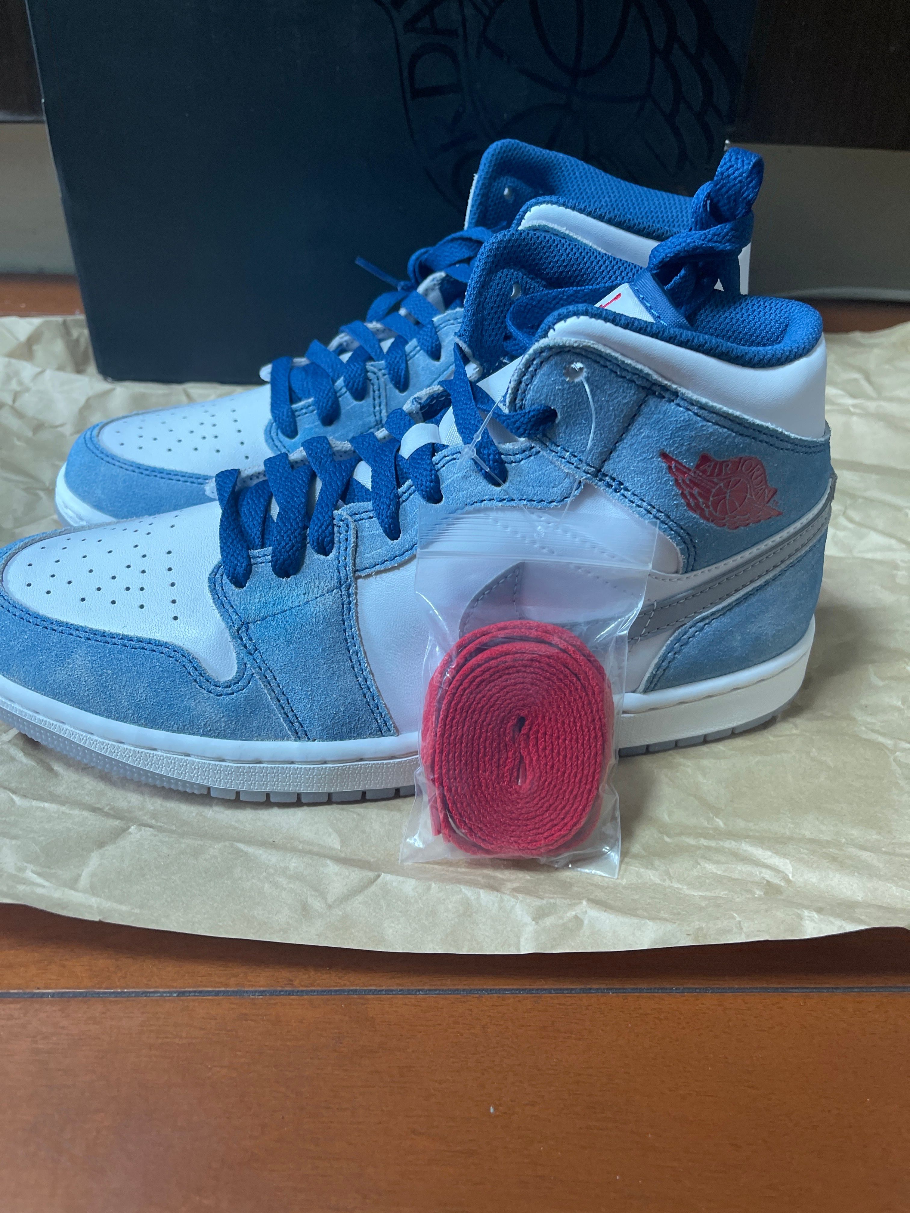 Nike Air Jordan 1 Mid SE "White/Hyper Royal/Red"