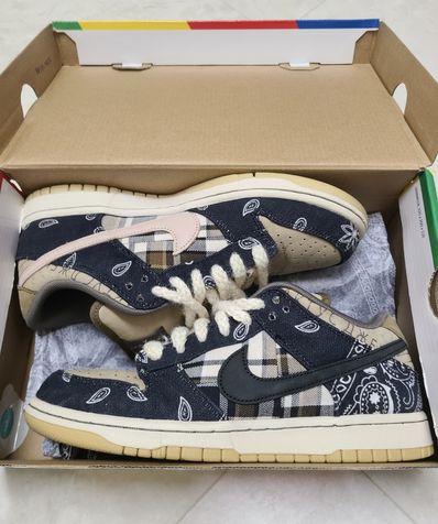 Travis Scott × Nike SB Dunk Low "Black/Parachute Beige"