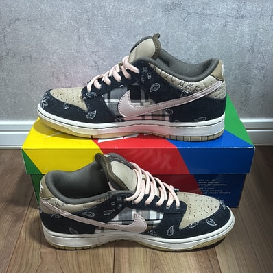 Travis Scott × Nike SB Dunk Low "Black/Parachute Beige"