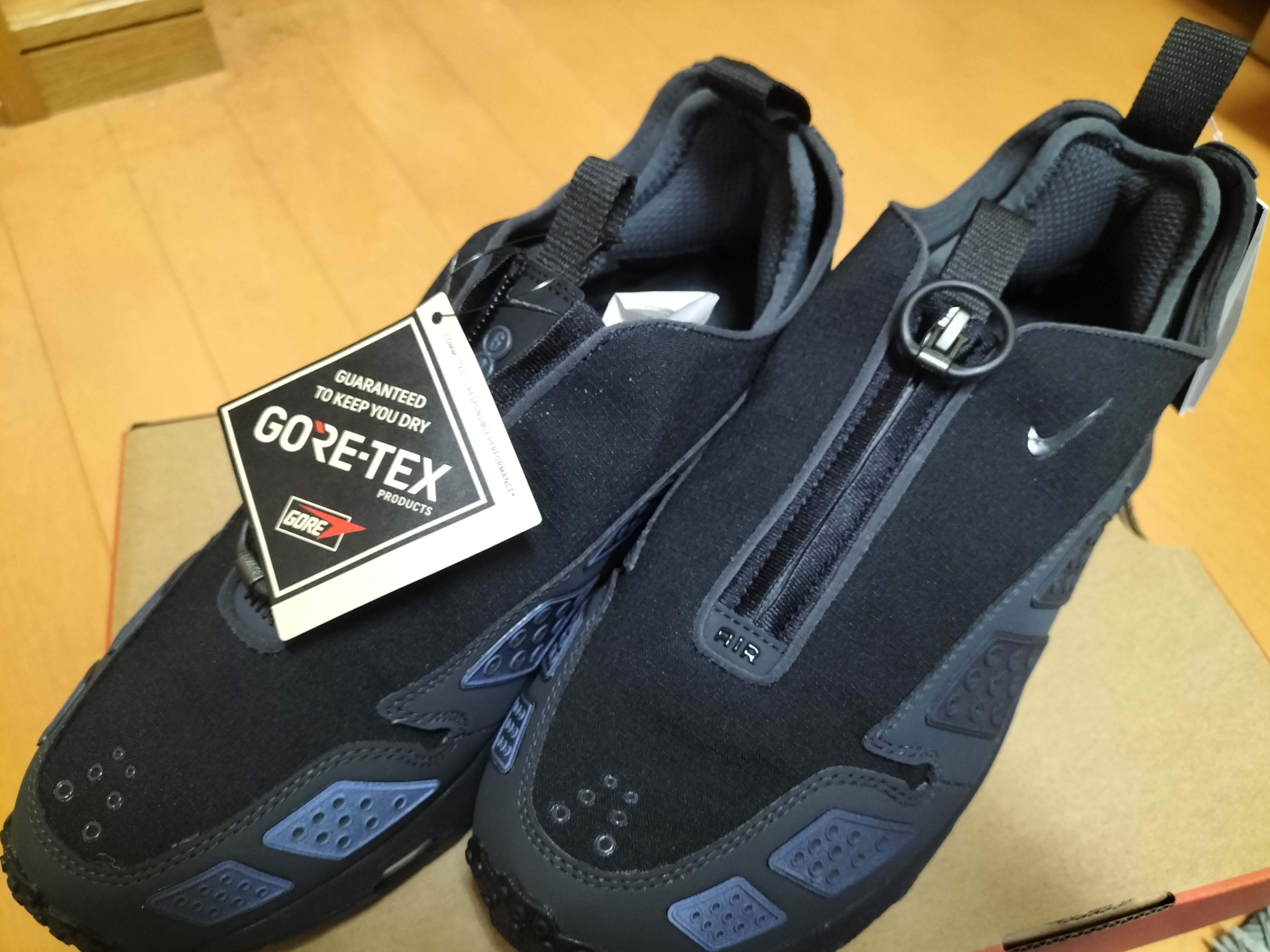 ナイキ ウィメンズ エアマックスサンダー ゴアテックス "ブラック アンド ダークスモークグレー"