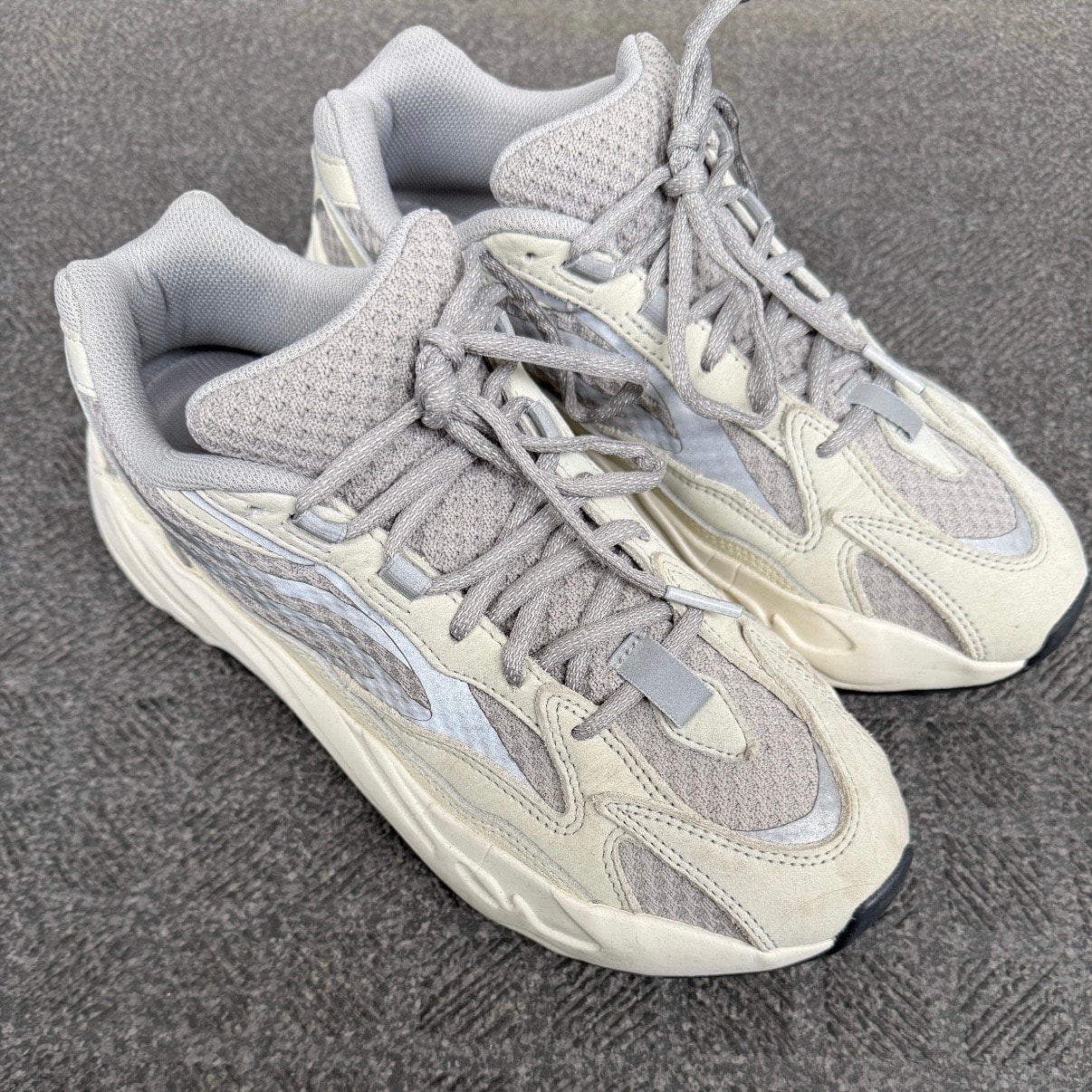 アディダス イージーブースト700V2 "スタティック"