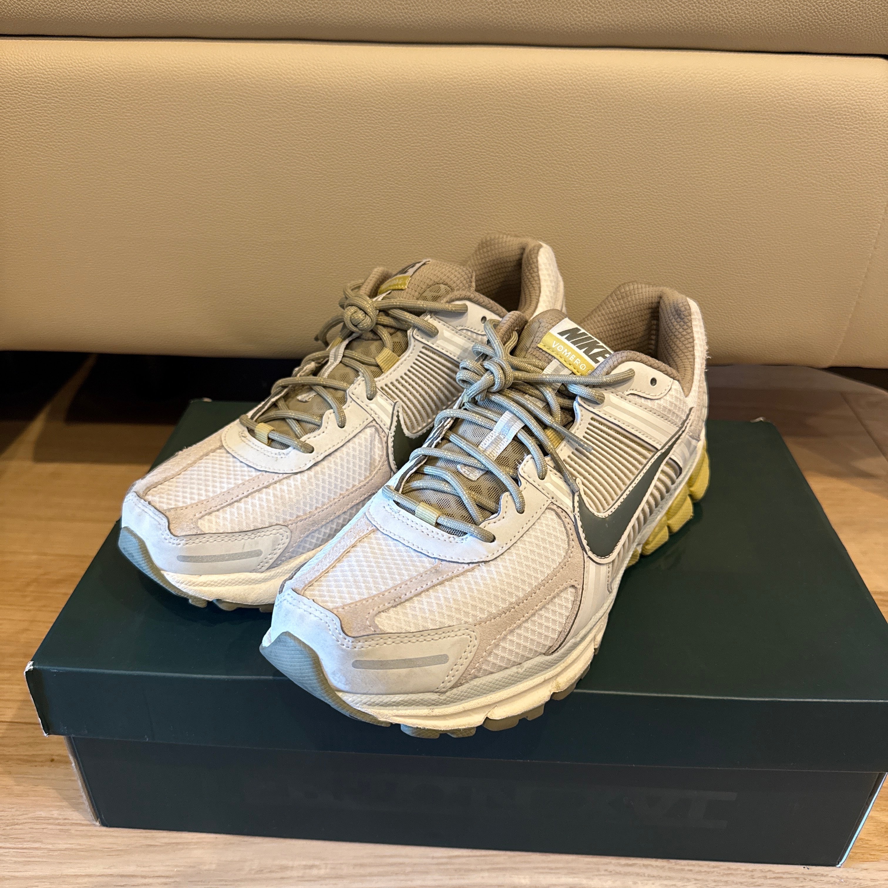 ナイキ ズーム ボメロ5 "ライトボーン アンド ファントム"