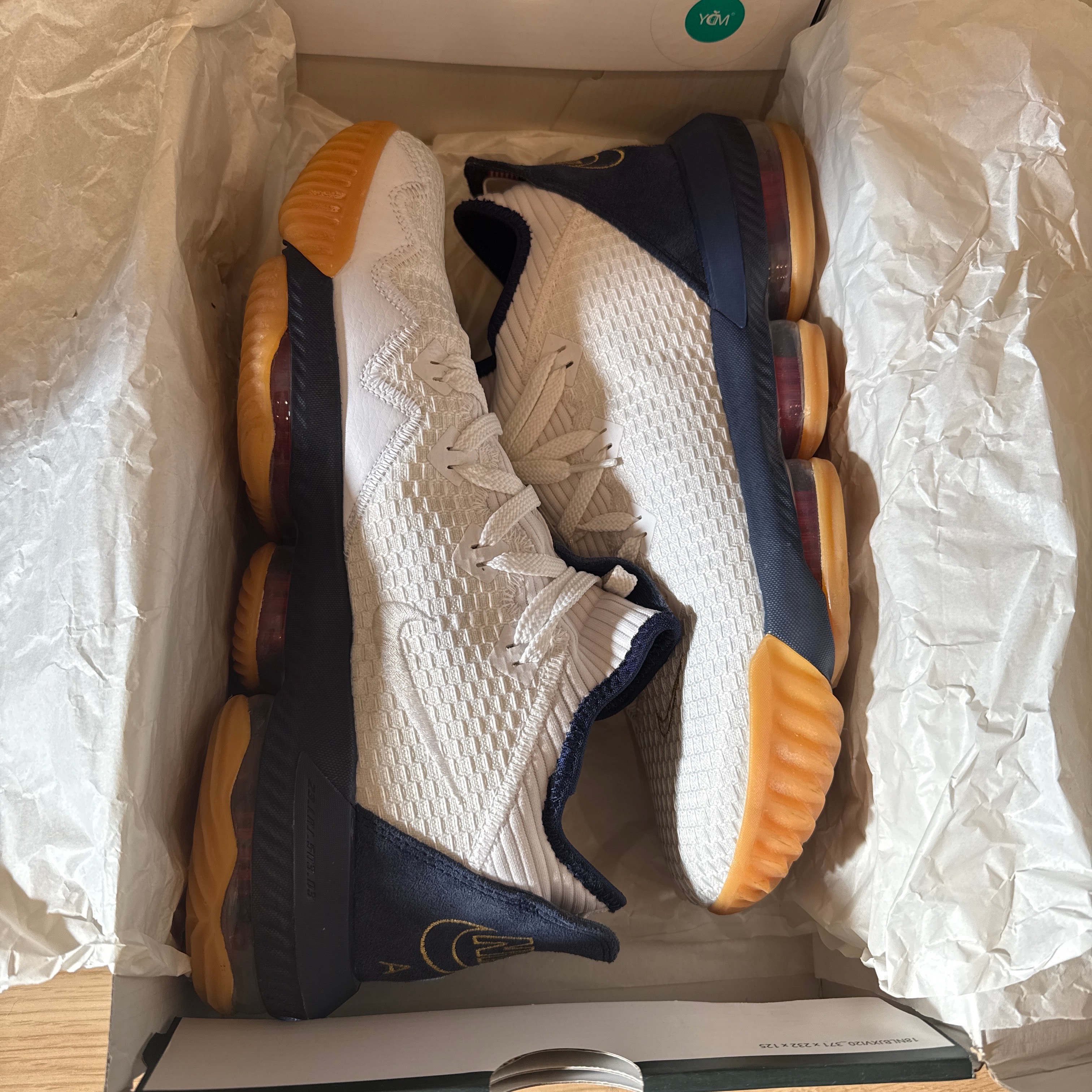 ナイキ レブロン16 ロー "ホワイト/メタリックゴールド/ミッドナイトネイビー" (CI2668-101/CI2669-101)