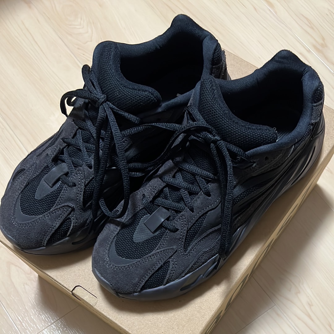 adidas YEEZY BOOST 700 V2 "Vanta"