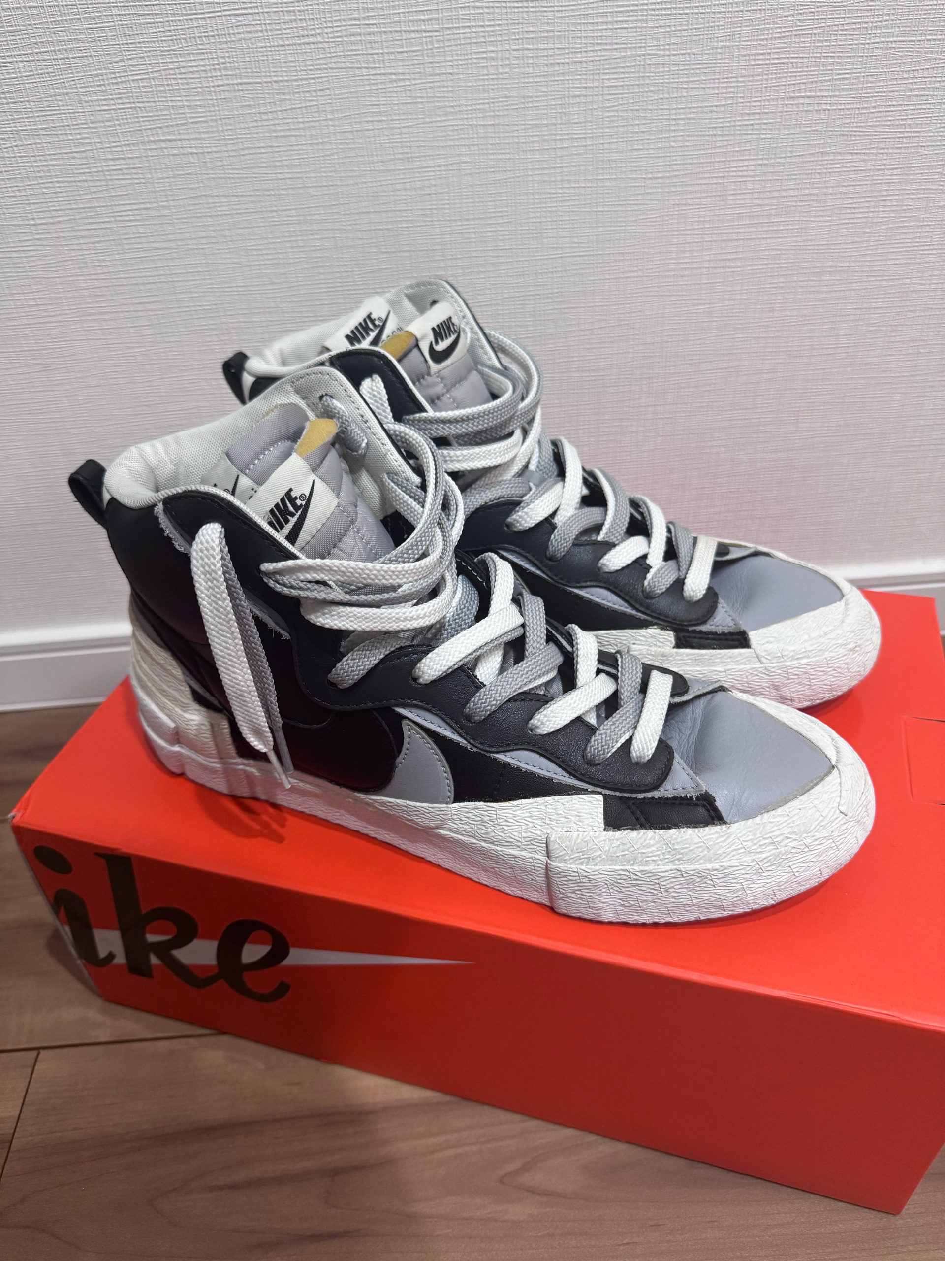sacai × NIKE BLAZER MID "BLACK/WOLF GREY/WHITE"