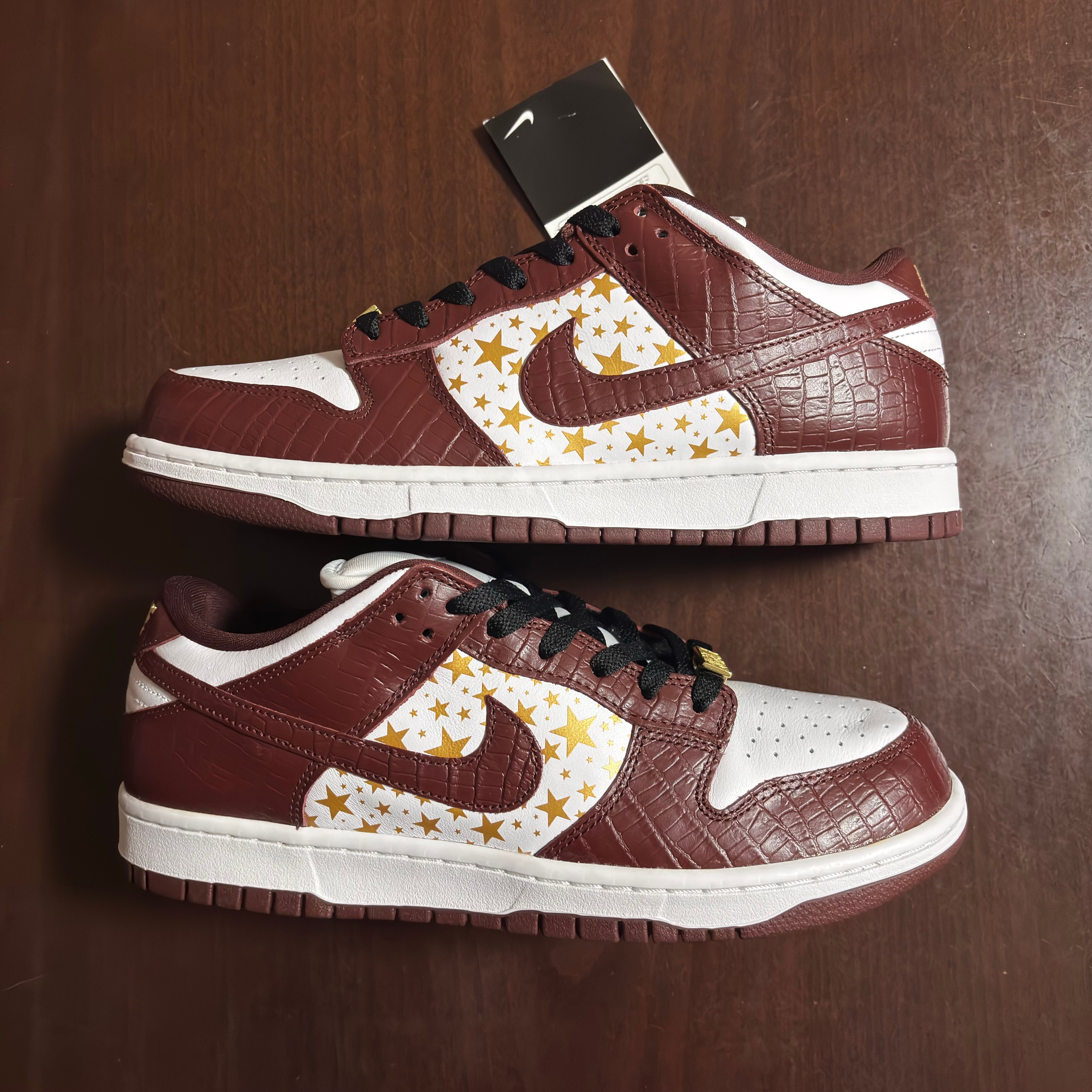 Supreme × Nike SB Dunk Low OG QS Gold Stars "White/Barkroot Brown"