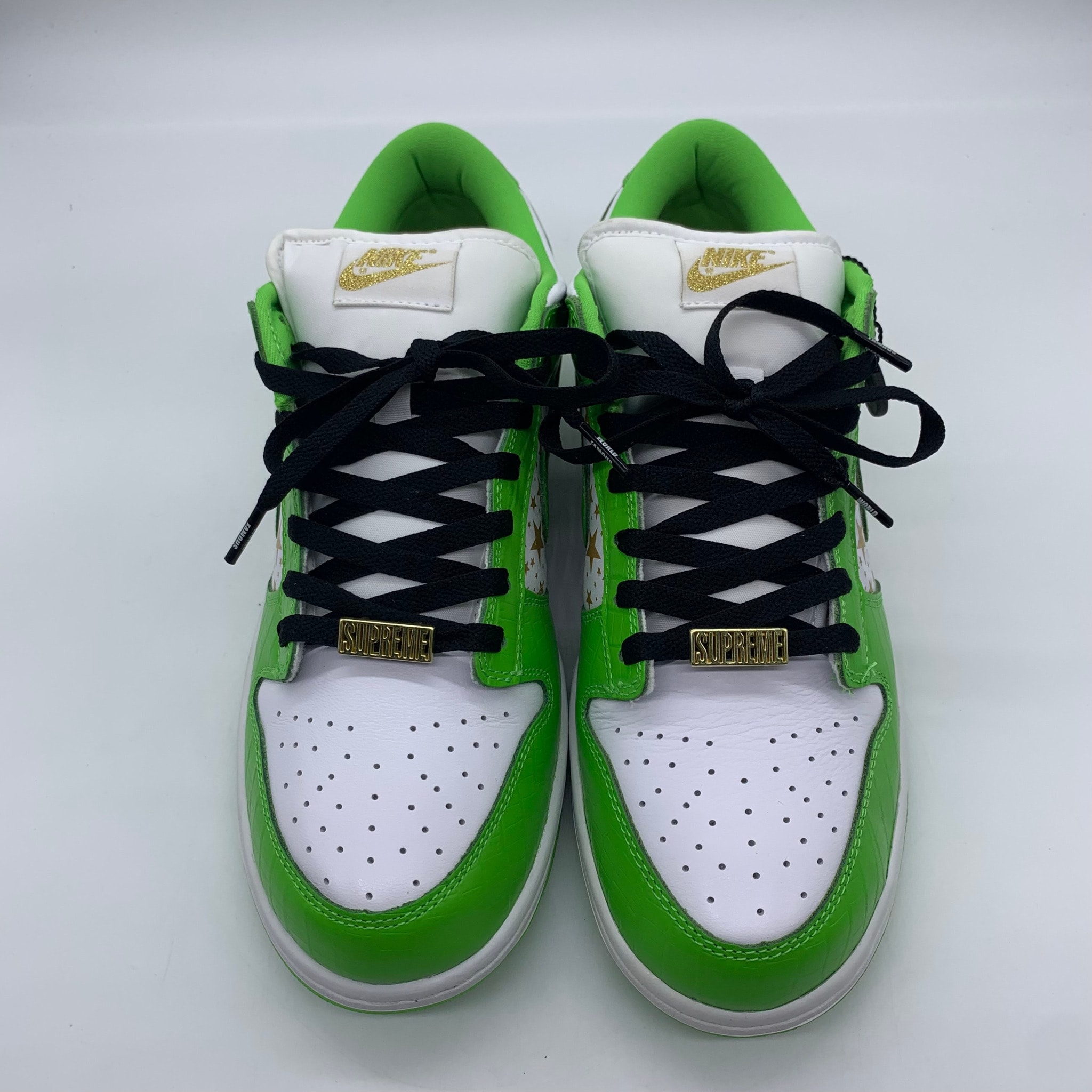Supreme × Nike SB Dunk Low OG QS Gold Stars "White/Mean Green"