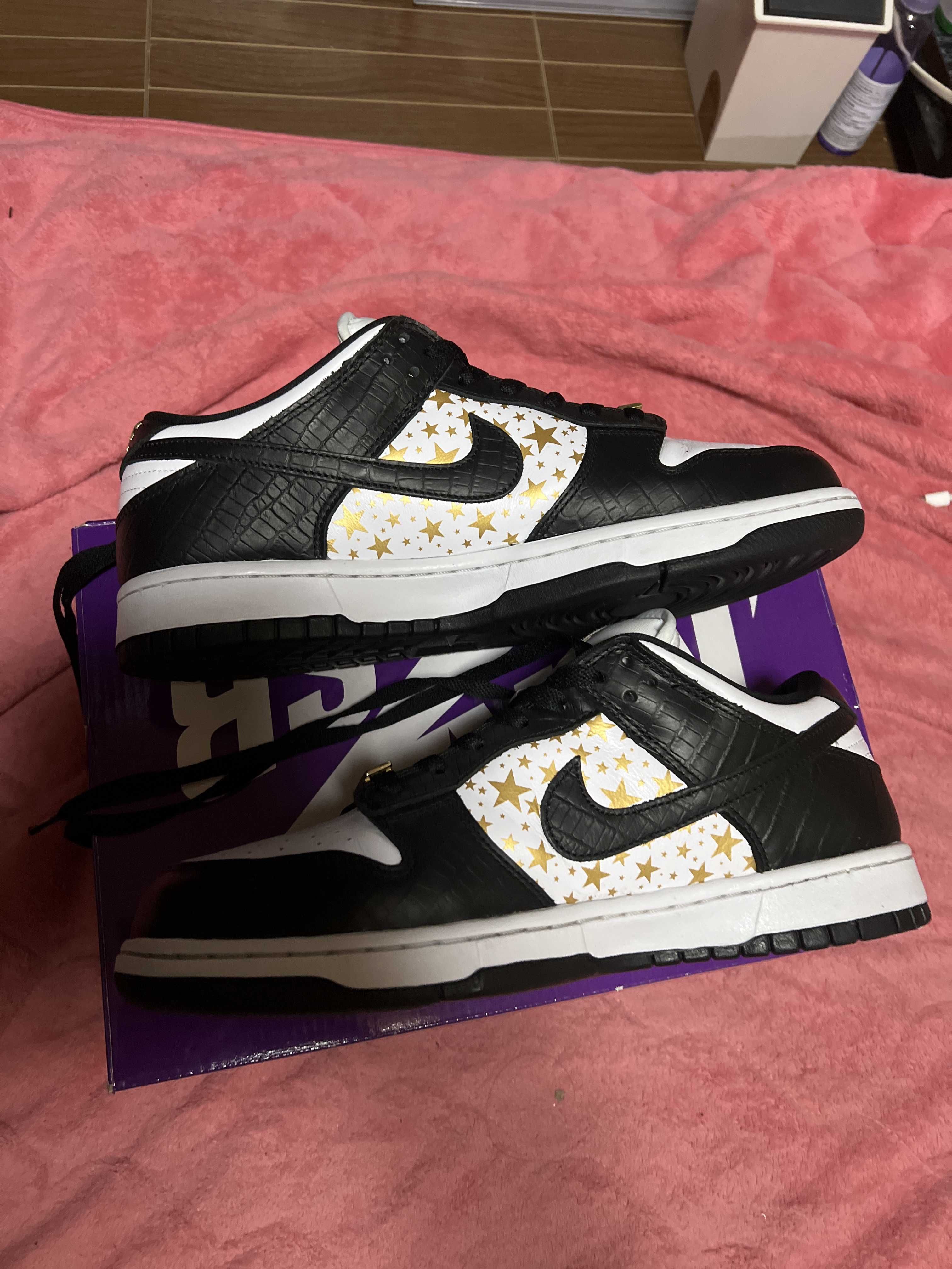 Supreme × Nike SB Dunk Low OG QS Gold Stars "White/Black"