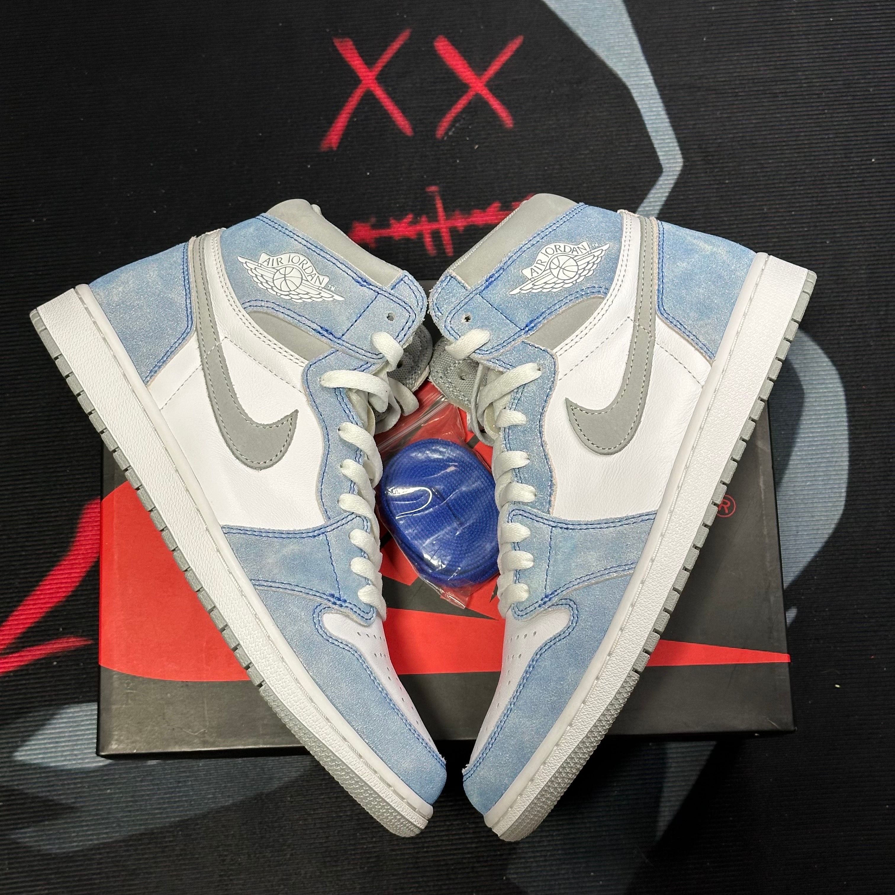 Nike Air Jordan 1 High OG "Hyper Royal"